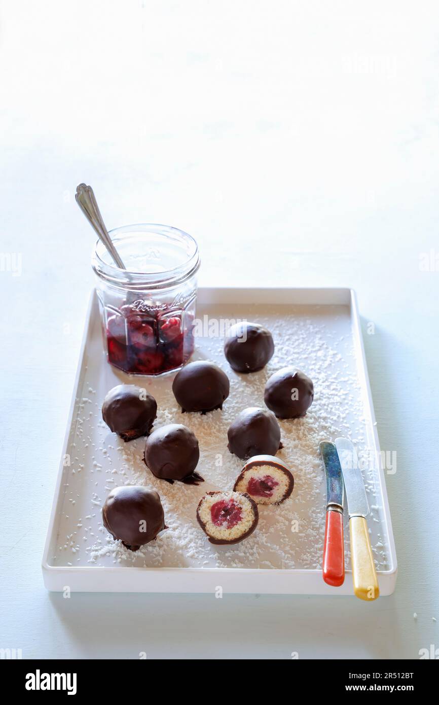 Schokoladenbällchen gefüllt mit Kirschen Stockfoto