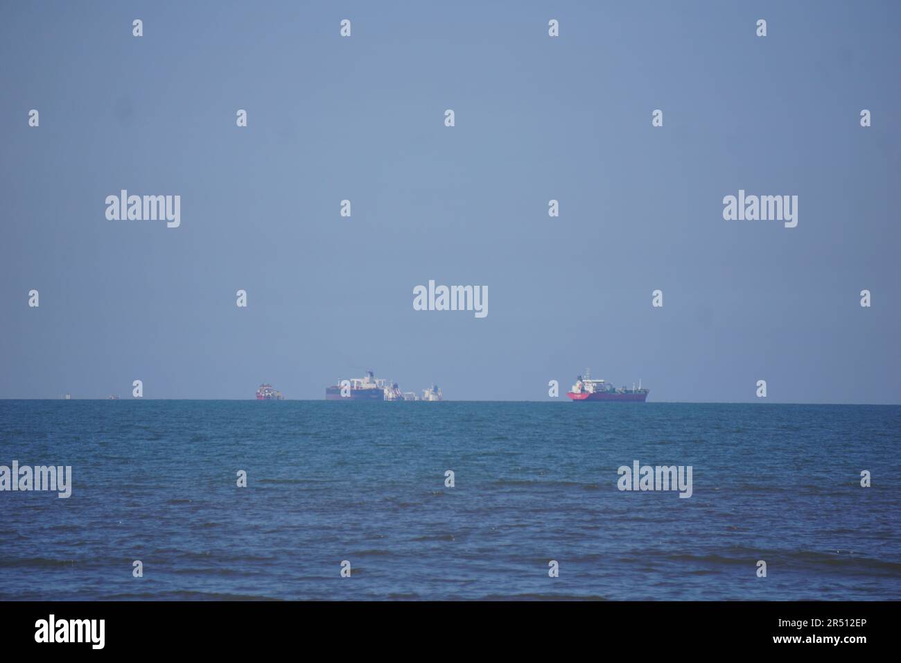 Schiff, das den Suez-Kanal in Portsaid überquert Stockfoto