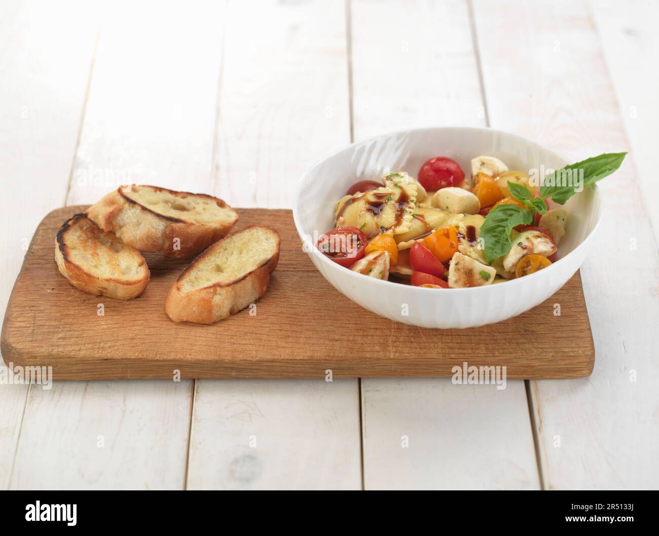 Pasta in Amatriciana mit gegrilltem Brot Stockfoto