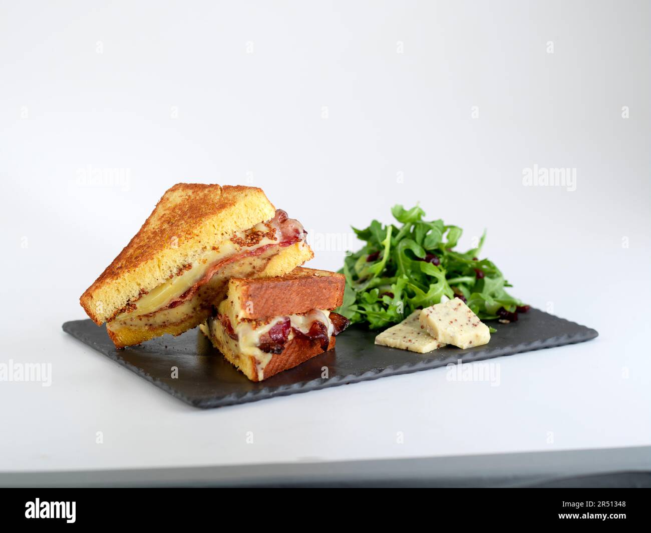 Ein gegrilltes Käse-Sandwich mit Speck Stockfoto