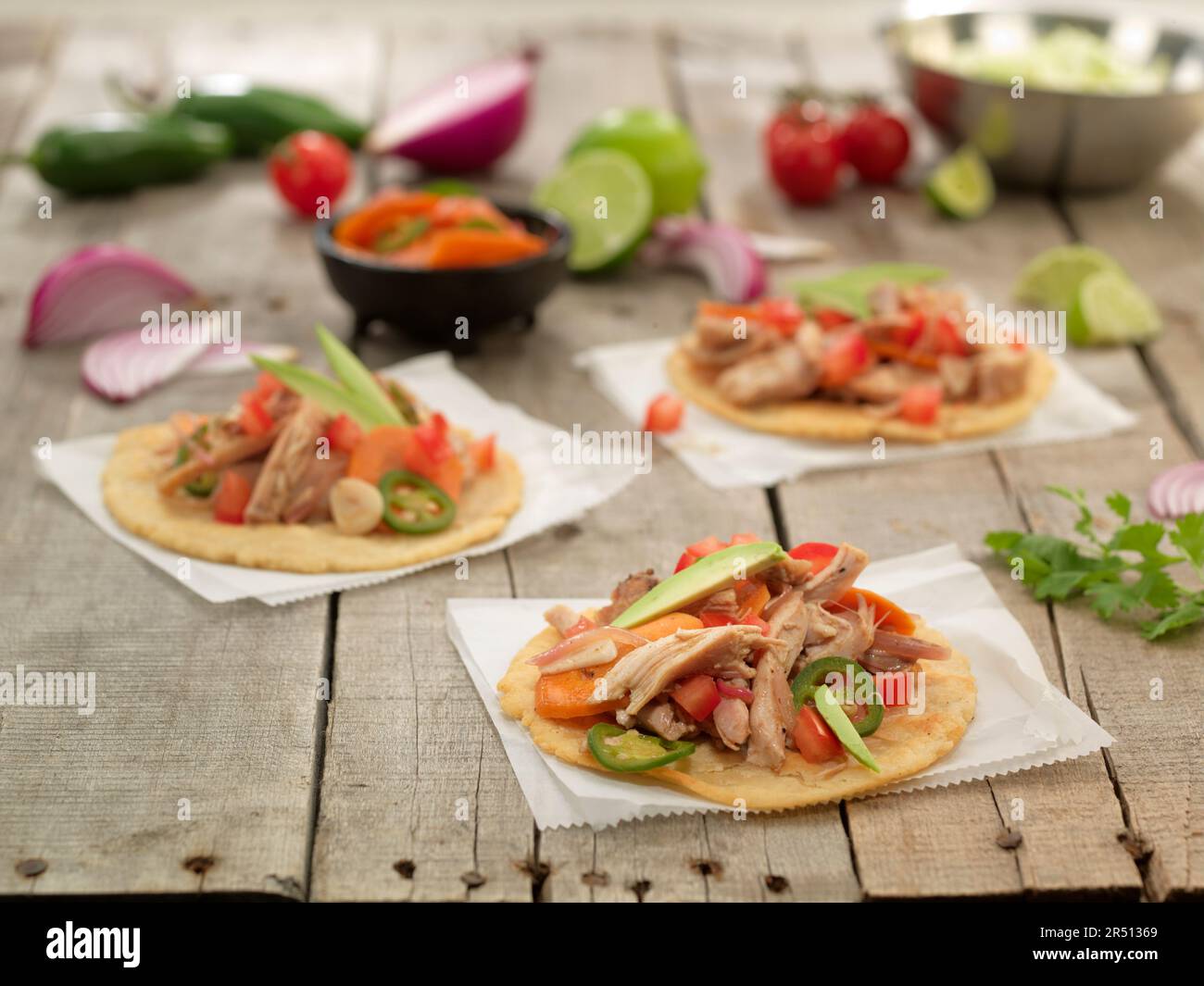 Salbute (frittierte Tortillas) mit gezogenem Huhn und Avocado, Mexiko Stockfoto