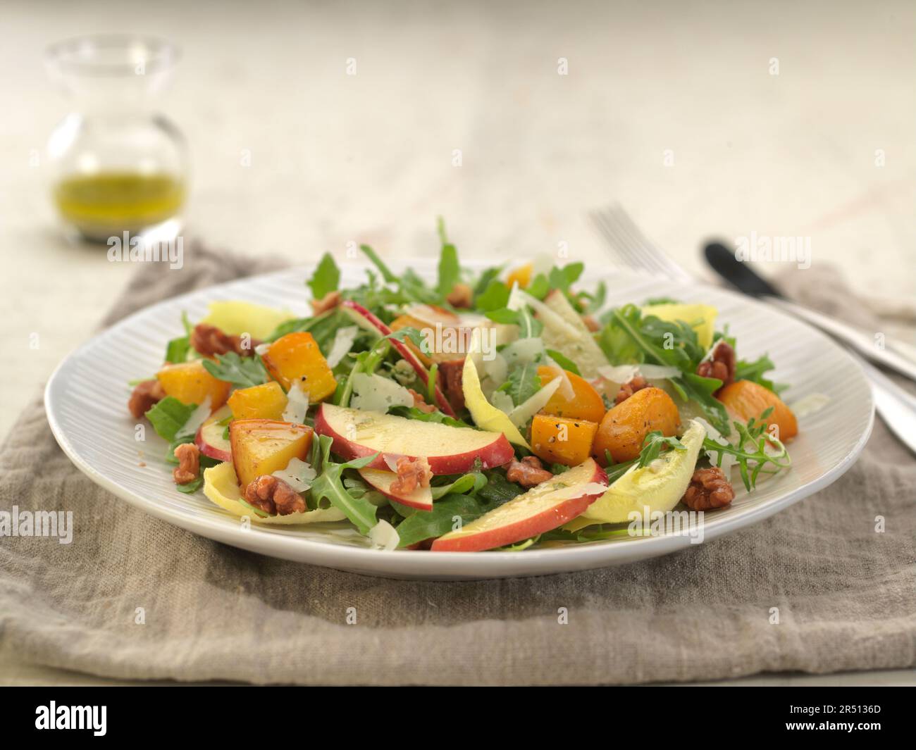 Apfelsalat mit gerösteten goldenen Rüben Stockfoto