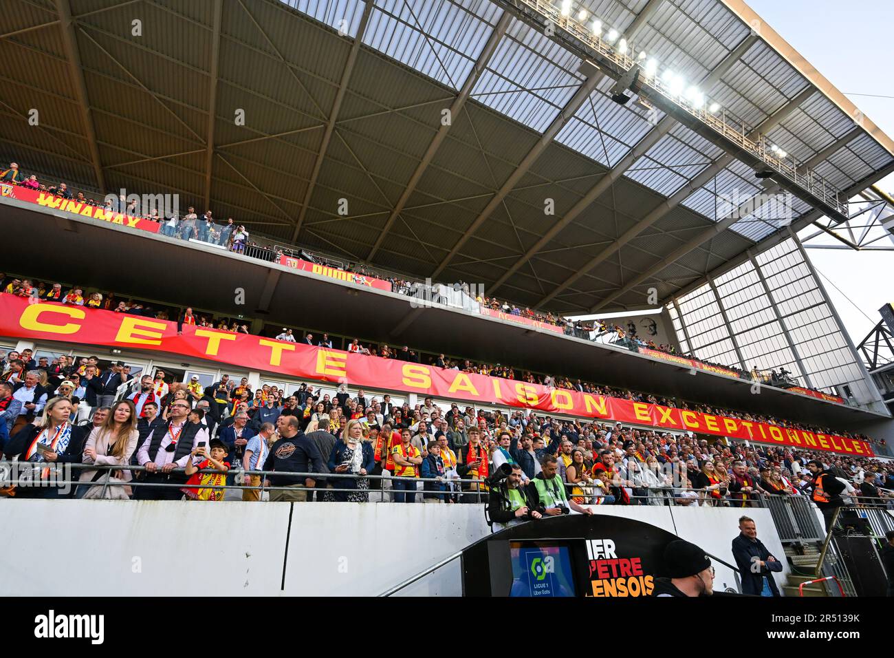 Fans und Fans von Lens in Stand Tribune Lepagnot mit einem Teil der Banner Cette saison exception! Auf dem Foto vor einem Fußballspiel zwischen dem Racing Club de Lens und dem AC Ajaccio, am 37. Spieltag der Ligue 1 Uber Eats Saison 2022-2023 , am Sonntag, den 27. Mai 2023 in Lens , Frankreich . FOTO SPORTPIX | David Catry Stockfoto