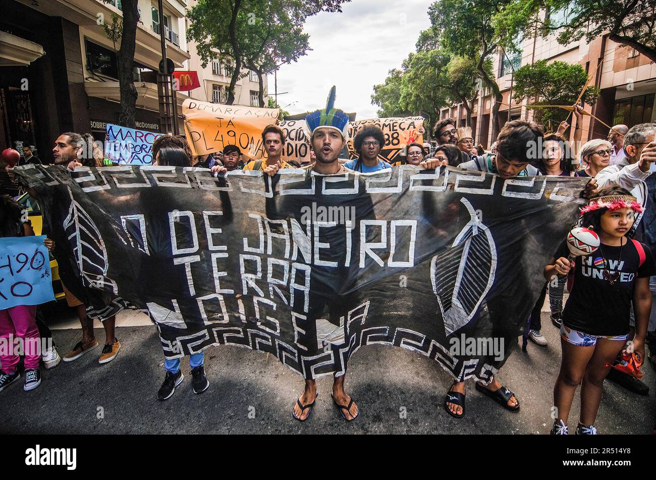 Rio De Janeio, Brasilien. 30. Mai 2023. Demonstranten halten während der Demonstration ein Banner, auf dem steht: "Rio de Janeiro ist indigenes Land". Die Marco-Zeitarbeit, Eingeborene und Anhänger der indigenen Bewegung trafen sich im Museu do Amanhã, im Zentrum von Rio de Janeiro, um gegen die PL490 Jahre zu protestieren. (Foto: Ramon Vellasco/SOPA Images/Sipa USA) Guthaben: SIPA USA/Alamy Live News Stockfoto