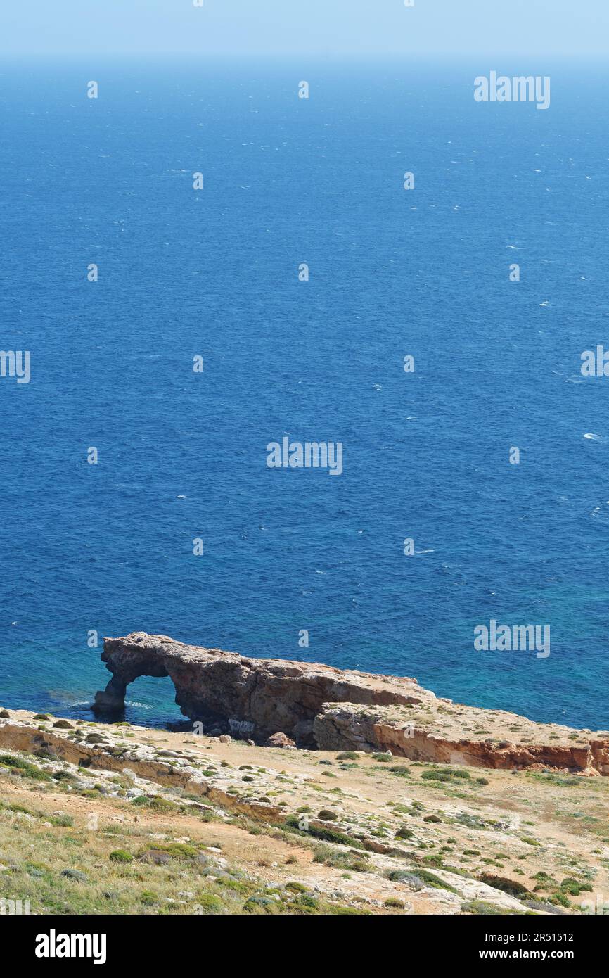 Eine natürliche Brücke, ein Felsbogen Ras il-Hamrija, Ghar Hanex, befindet sich unter den Mnajdra-Tempeln in Qrendi, Malta. Tourismus, Urlaub, Reisen und ge Stockfoto