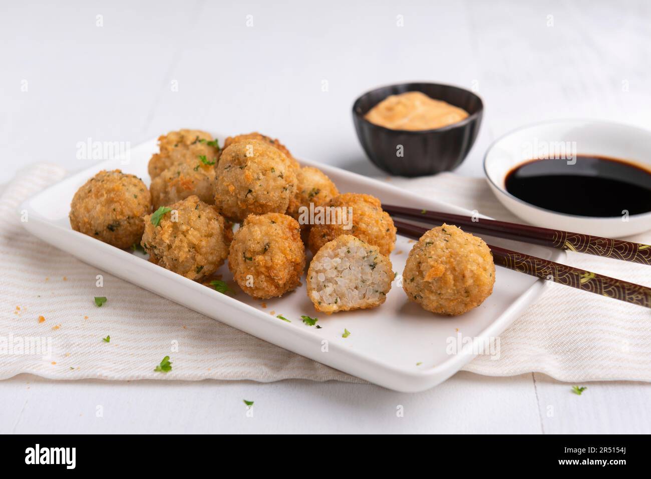 Vegane klebrige Reisbällchen mit Sriracha „moyo“ und Sojasoße Stockfoto
