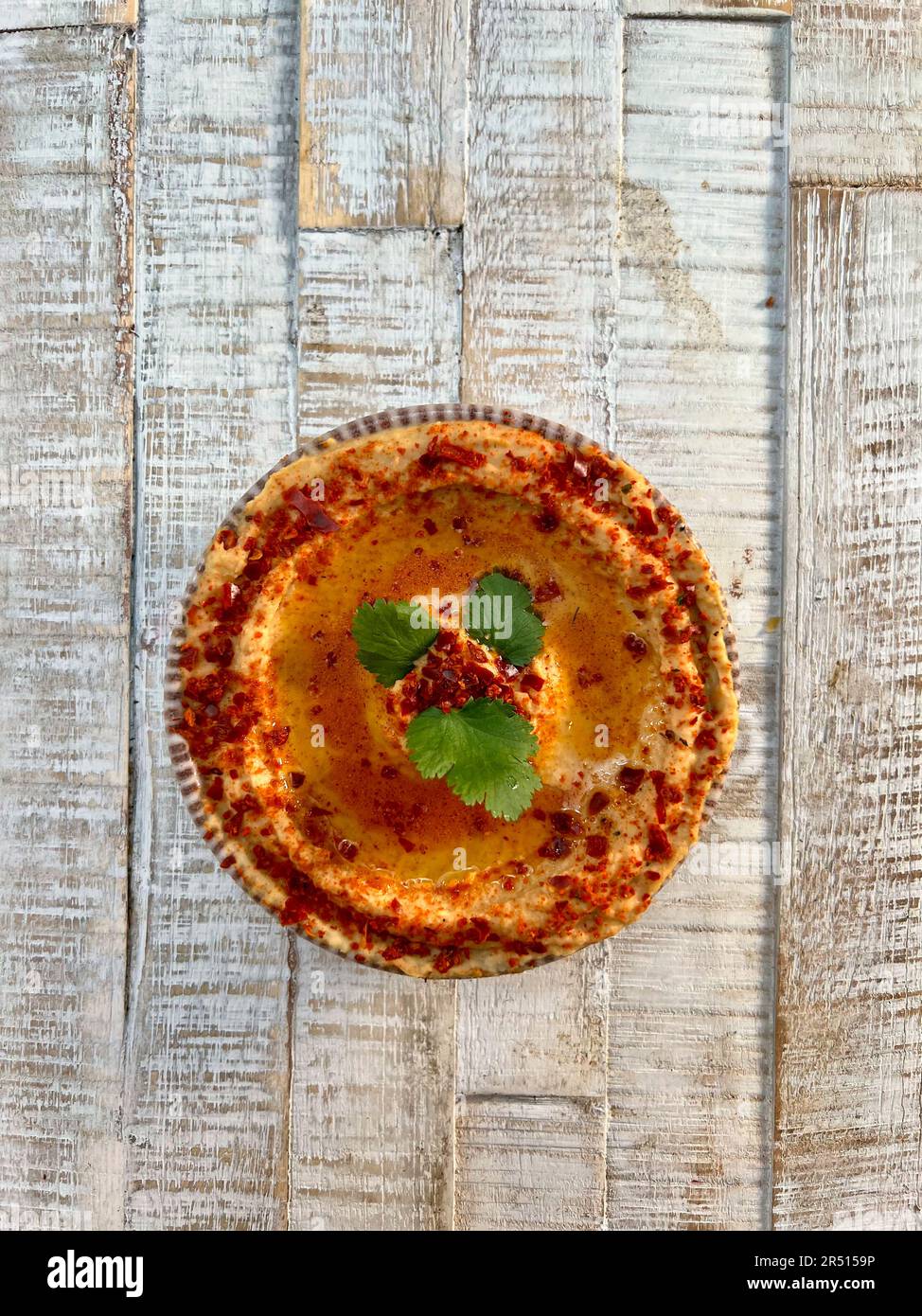 Paprika hummus mit Chiliflocken Stockfoto