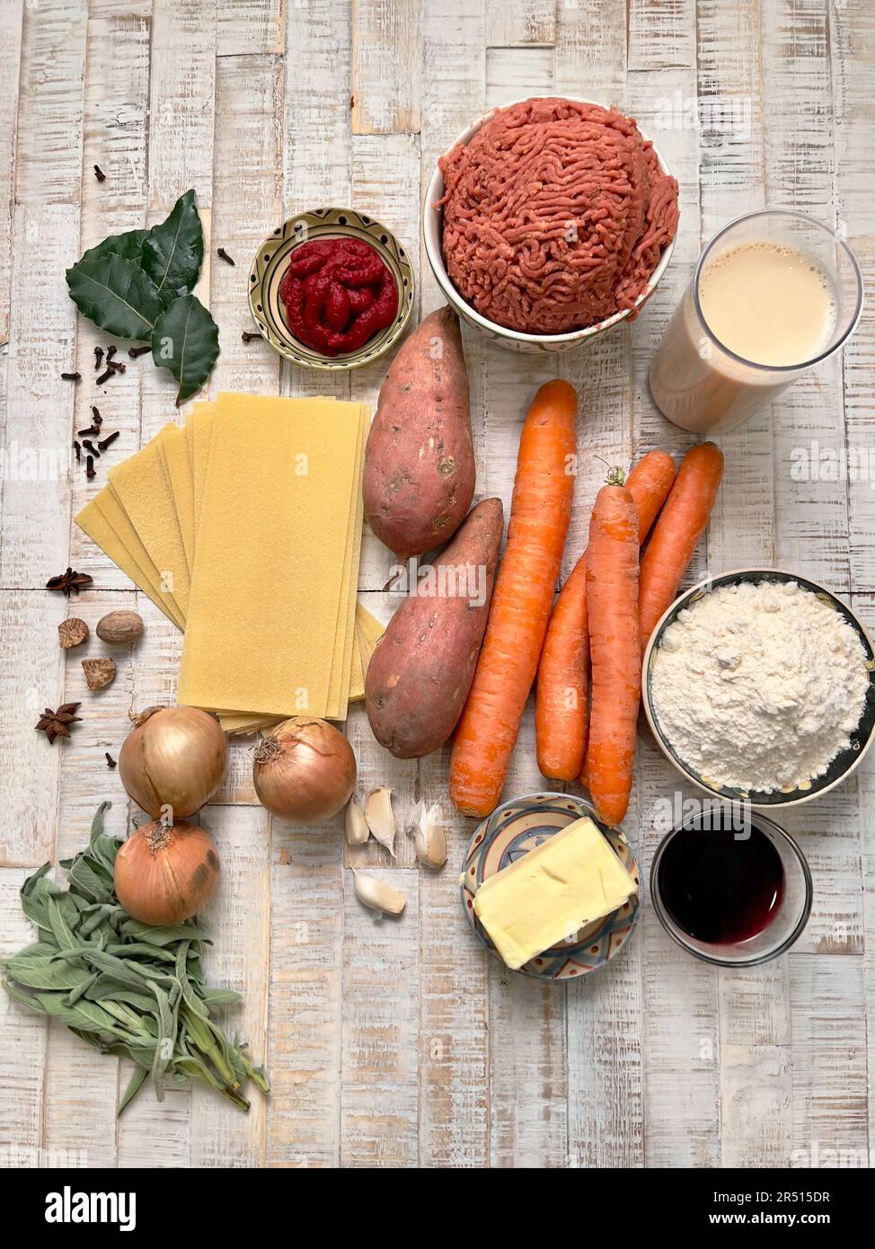 Zutaten für vegane Süßkartoffellasagne Stockfoto