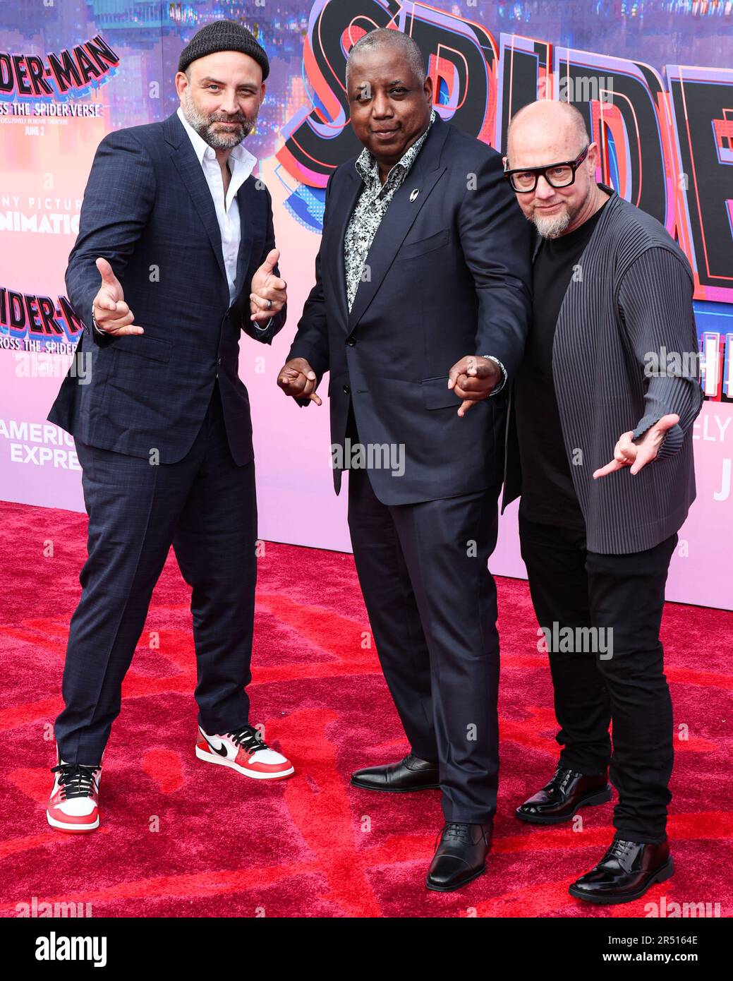 WESTWOOD, LOS ANGELES, KALIFORNIEN, USA - MAI 30: Joaquim Dos Santos, Kemp Powers und Justin K. Thompson treffen am 30. Mai 2023 im Regency Village Theater in Westwood, Los Angeles, Kalifornien, USA auf der Weltpremiere von Sony Pictures Animation „Spider-man: Across the Spider Verse“ ein. (Foto von Xavier Collin/Image Press Agency) Stockfoto