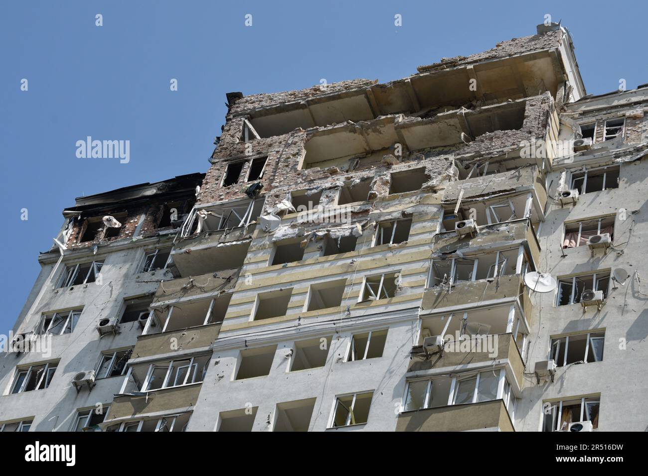 Kiew, Ukraine. 30. Mai 2023. Ein beschädigtes Gebäude nach dem Drohnenangriff. Eine Person starb letzte Nacht nach einem russischen Drohnenangriff in Kiew. Russland marschierte am 24. Februar 2022 in die Ukraine ein und löste damit den größten militärischen Angriff in Europa seit dem Zweiten Weltkrieg aus (Foto: Maksym Polishchuk/SOPA Images/Sipa USA) Guthaben: SIPA USA/Alamy Live News Stockfoto