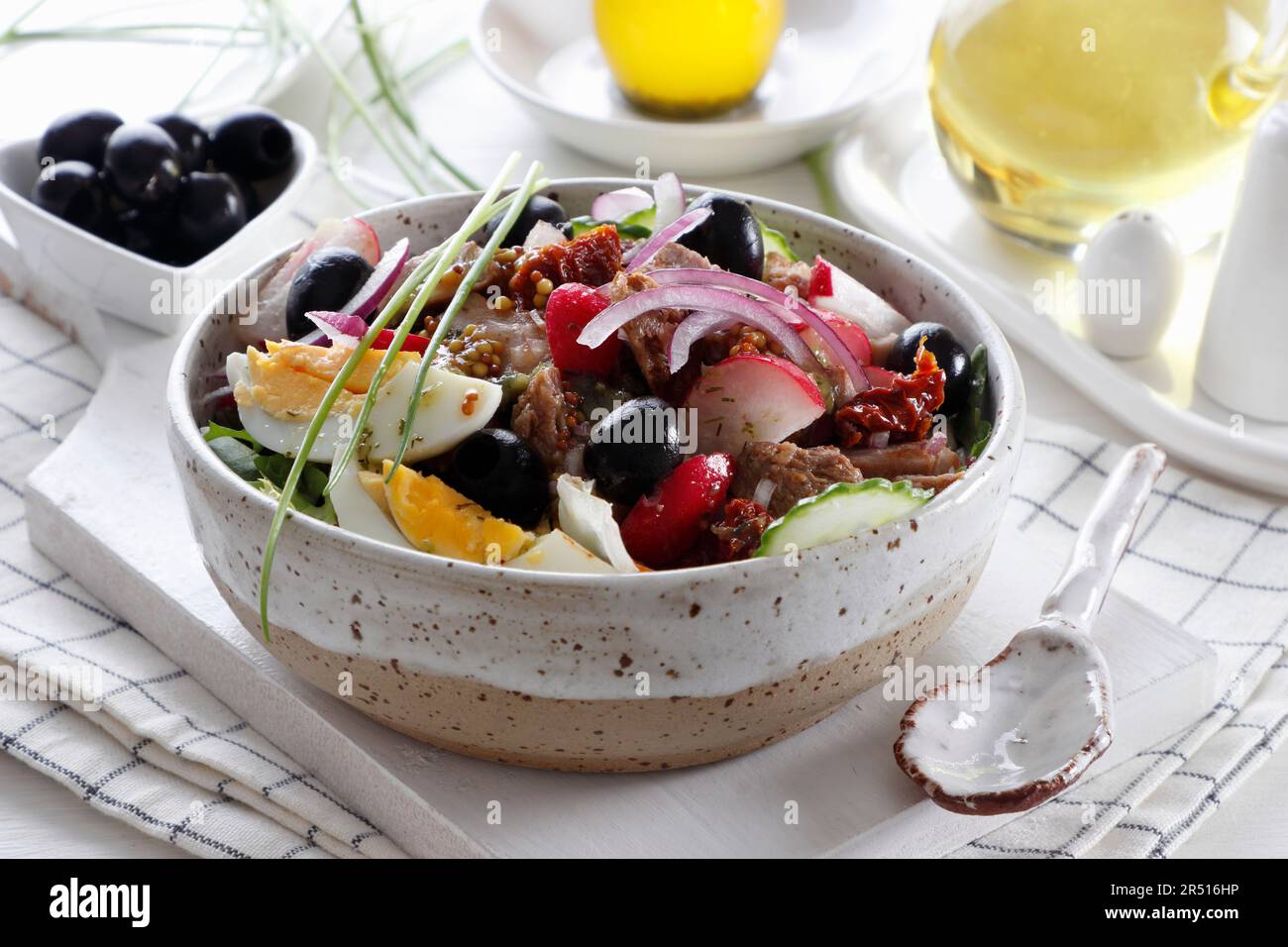 Salat mit gekochtem Rindfleisch, Eiern und Gemüse Stockfoto