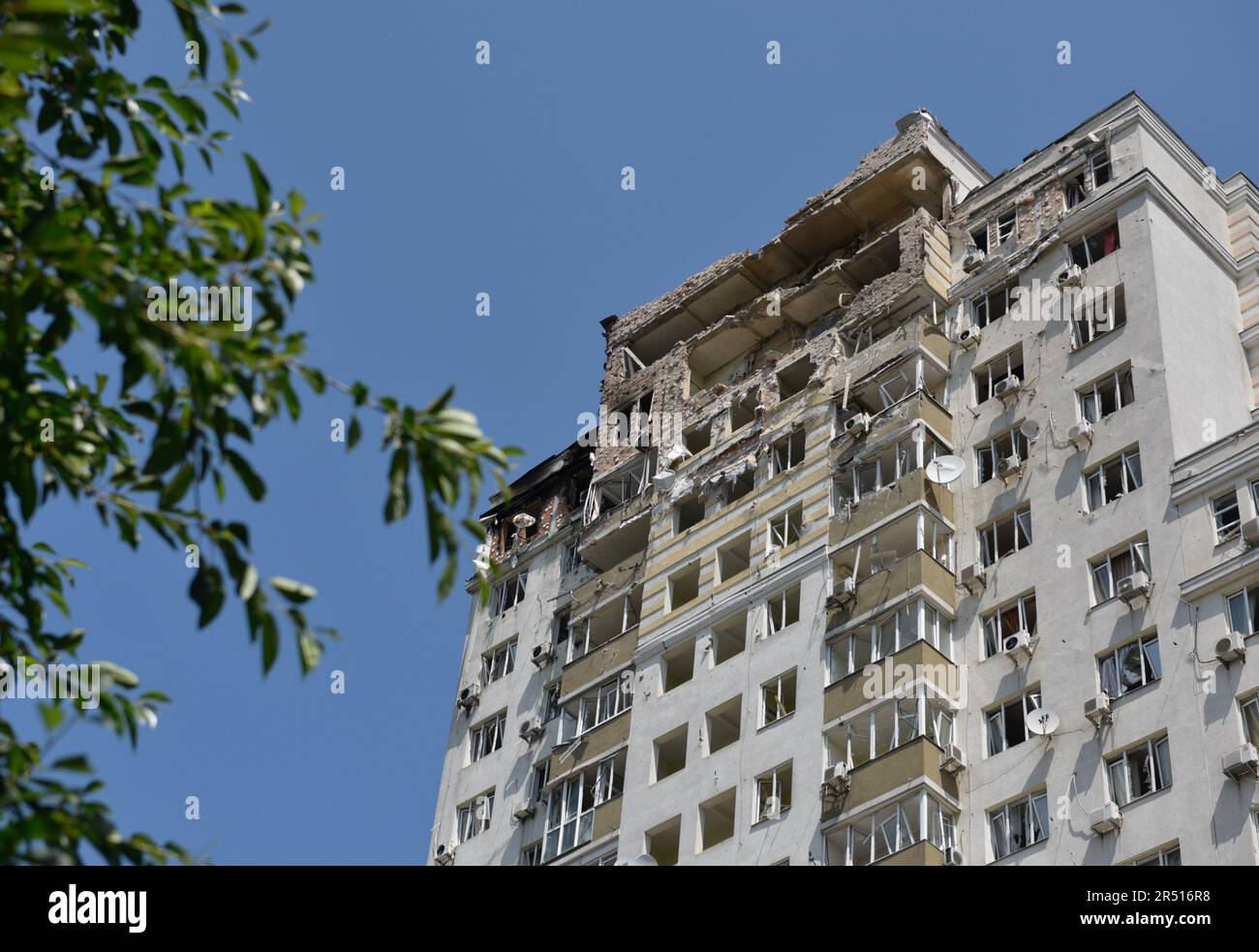 Kiew, Ukraine. 30. Mai 2023. Ein beschädigtes Gebäude nach dem Drohnenangriff. Eine Person starb nach einem russischen Drohnenangriff letzte Nacht im Bezirk Holosijewski von Kiew. Russland marschierte am 24. Februar 2022 in die Ukraine ein und löste damit den größten militärischen Angriff in Europa seit dem Zweiten Weltkrieg aus Kredit: SOPA Images Limited/Alamy Live News Stockfoto
