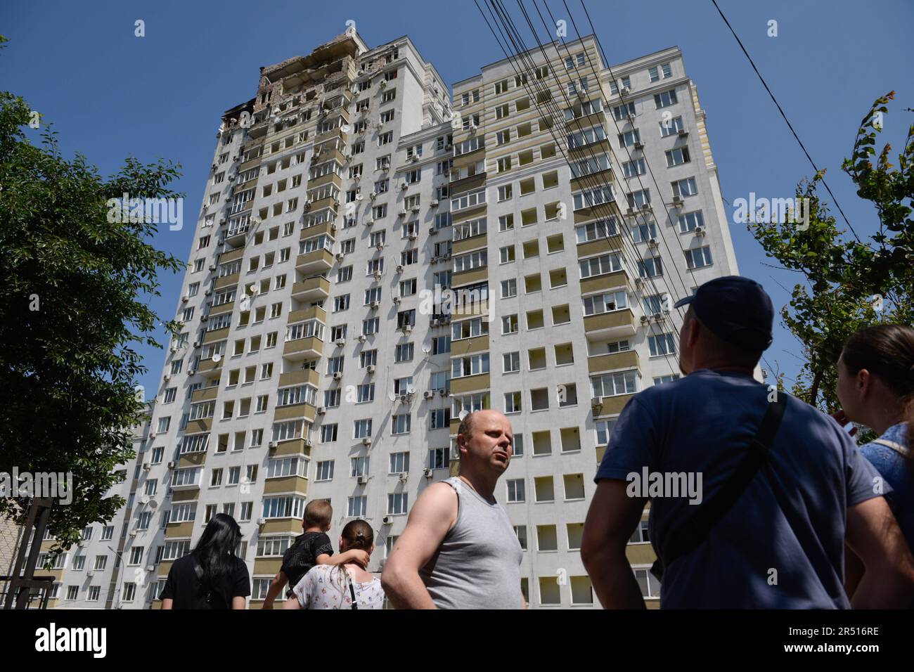 Kiew, Ukraine. 30. Mai 2023. Die Leute schauen auf das Gebäude, in dem die Bruchstücke der Drohne gefallen sind. Eine Person starb nach einem russischen Drohnenangriff letzte Nacht im Bezirk Holosijewski von Kiew. Russland marschierte am 24. Februar 2022 in die Ukraine ein und löste damit den größten militärischen Angriff in Europa seit dem Zweiten Weltkrieg aus Kredit: SOPA Images Limited/Alamy Live News Stockfoto