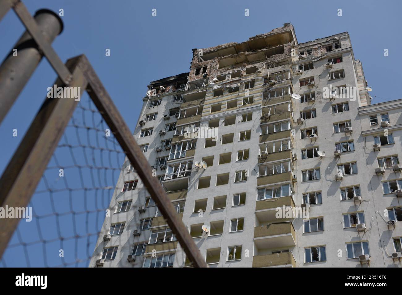 Kiew, Ukraine. 30. Mai 2023. Ein beschädigtes Gebäude nach dem Drohnenangriff. Eine Person starb nach einem russischen Drohnenangriff letzte Nacht im Bezirk Holosijewski von Kiew. Russland marschierte am 24. Februar 2022 in die Ukraine ein und löste damit den größten militärischen Angriff in Europa seit dem Zweiten Weltkrieg aus Kredit: SOPA Images Limited/Alamy Live News Stockfoto