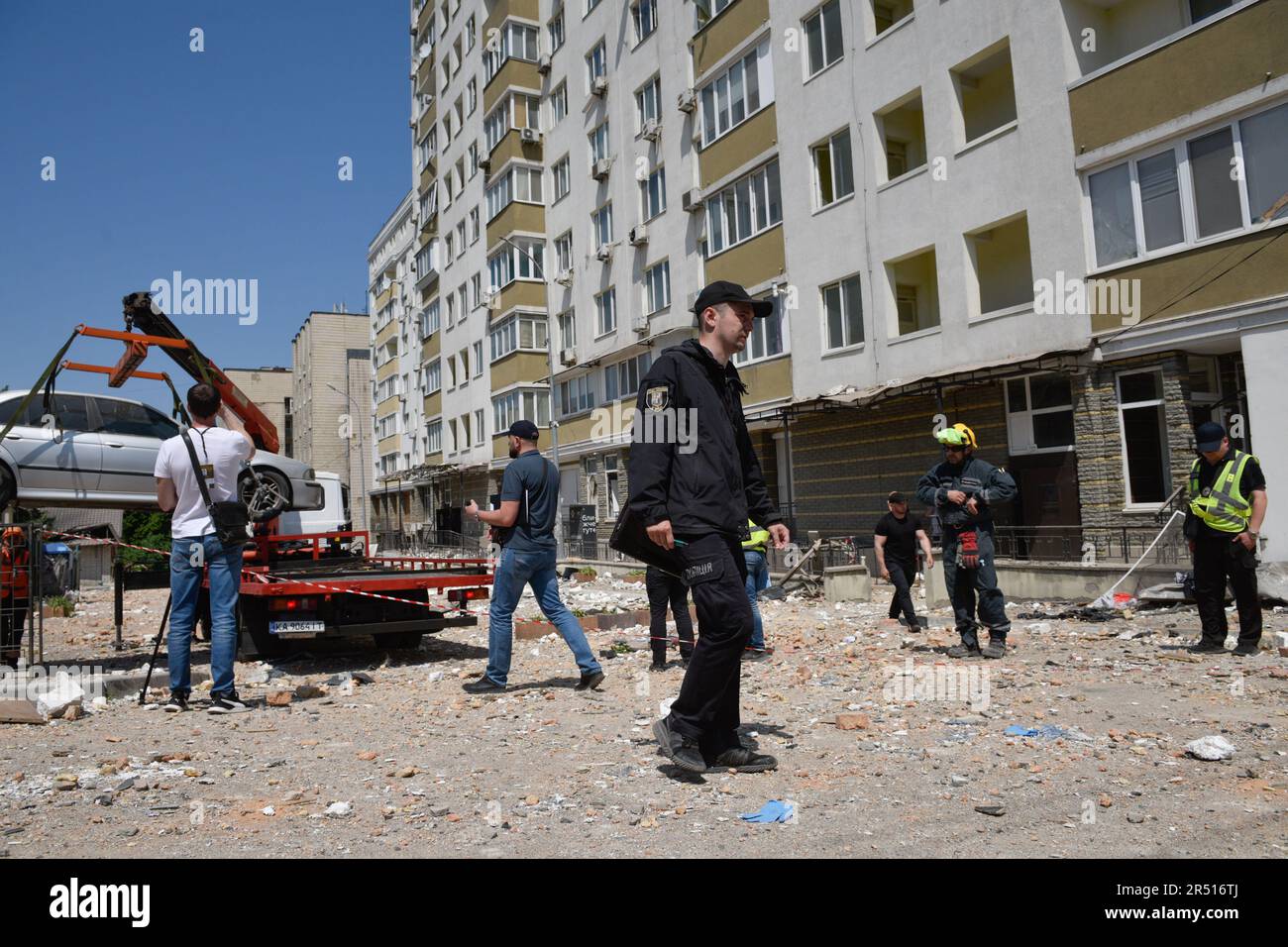 Kiew, Ukraine. 30. Mai 2023. Polizei und Gemeindeverwaltung räumen die Gegend auf. Eine Person starb nach einem russischen Drohnenangriff letzte Nacht im Bezirk Holosijewski von Kiew. Russland marschierte am 24. Februar 2022 in die Ukraine ein und löste damit den größten militärischen Angriff in Europa seit dem Zweiten Weltkrieg aus Kredit: SOPA Images Limited/Alamy Live News Stockfoto