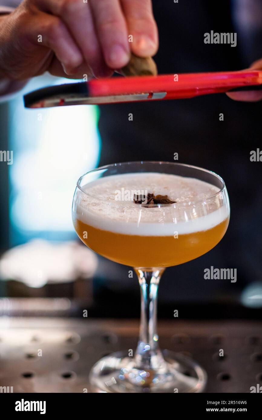 Der Barkeeper serviert Muskatnuss über Cocktail Stockfoto
