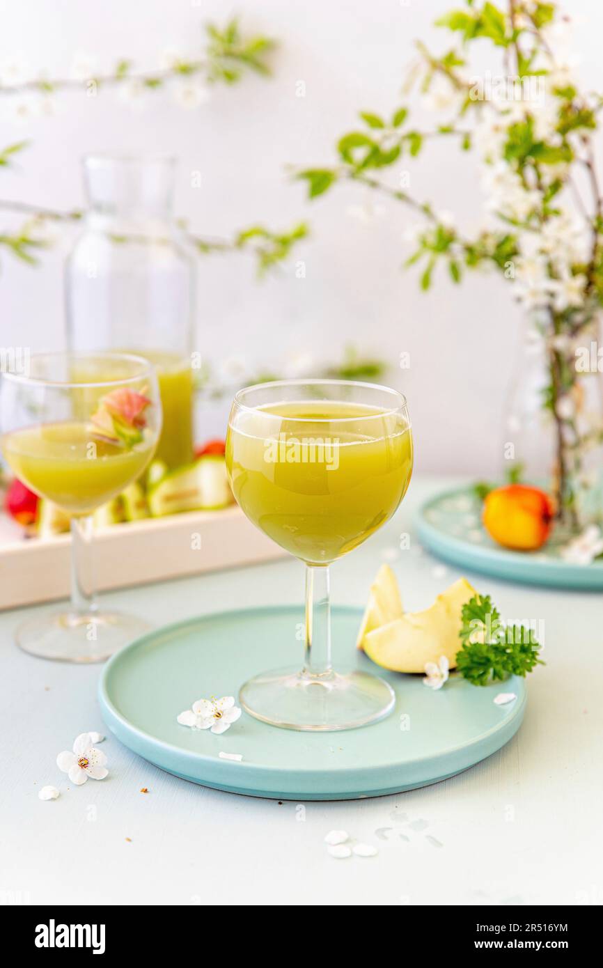 Apfel-Petersilien-Saft Stockfoto