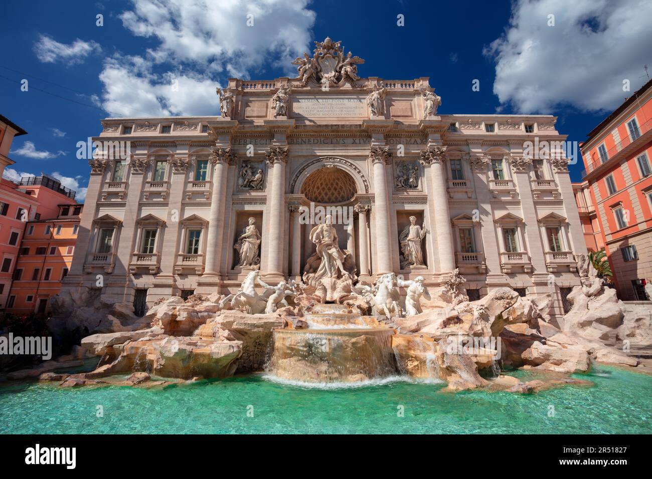 Trevi-Brunnen, Rom, Italien. Stadtbild von Rom, Italien mit dem berühmten Trevi-Brunnen an sonnigen Tagen. Stockfoto