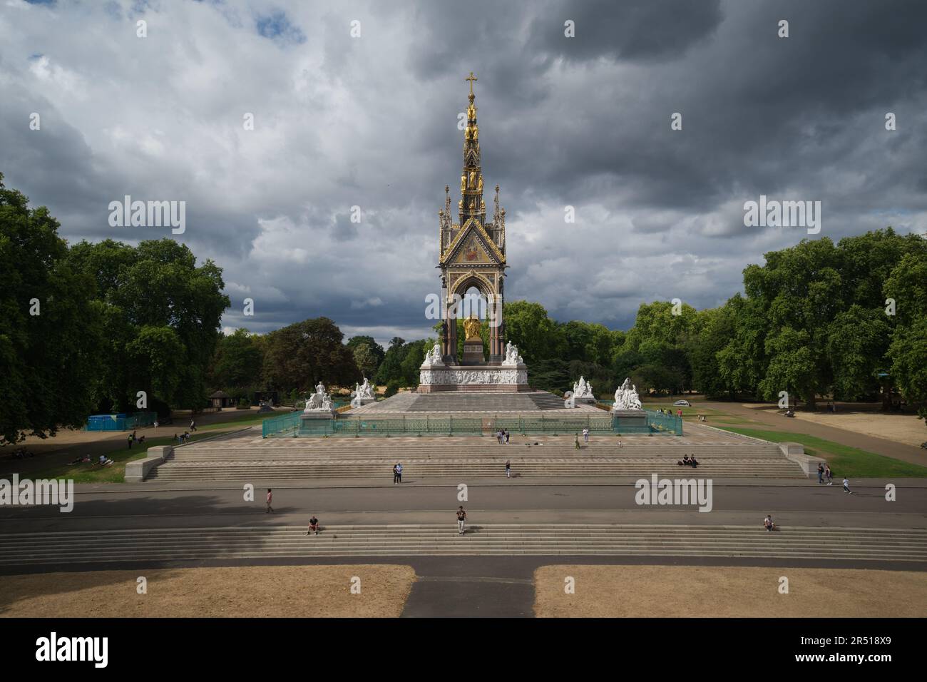 Blick vom Albert Memorial von der Royal Albert Hall mit Sommersturmwolken Stockfoto