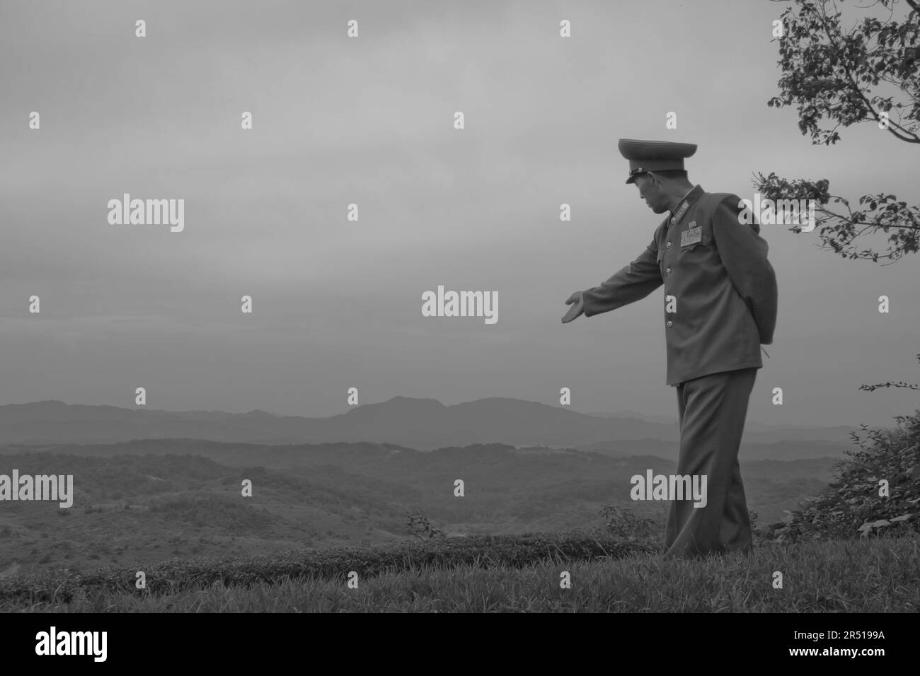 nordkoreanische Waisen in einem Waisenhaus vor den Bildern der Führer in nordkorea Stockfoto