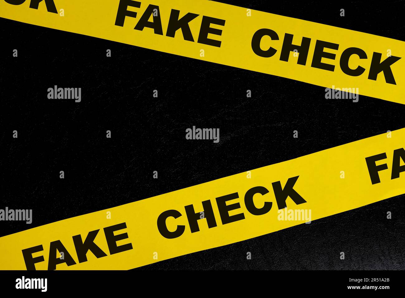 Vorsichts- und Warnkonzept für gefälschte Schecks. Gelbes Absperrband mit Wort auf dunkelschwarzem Hintergrund. Stockfoto Vorsichts- und Warnkonzept für gefälschte Schecks. Gelbes Absperrband mit Wort auf dunkelschwarzem Hintergrund. Stockfoto