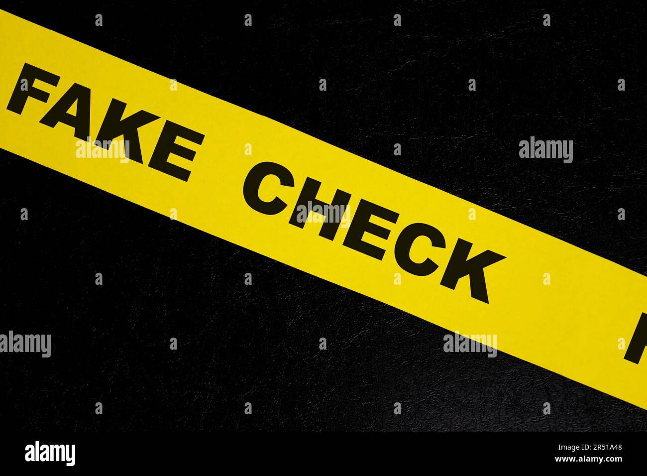 Vorsichts- und Warnkonzept für gefälschte Schecks. Gelbes Absperrband mit Wort auf dunkelschwarzem Hintergrund. Stockfoto Vorsichts- und Warnkonzept für gefälschte Schecks. Gelbes Absperrband mit Wort auf dunkelschwarzem Hintergrund. Stockfoto