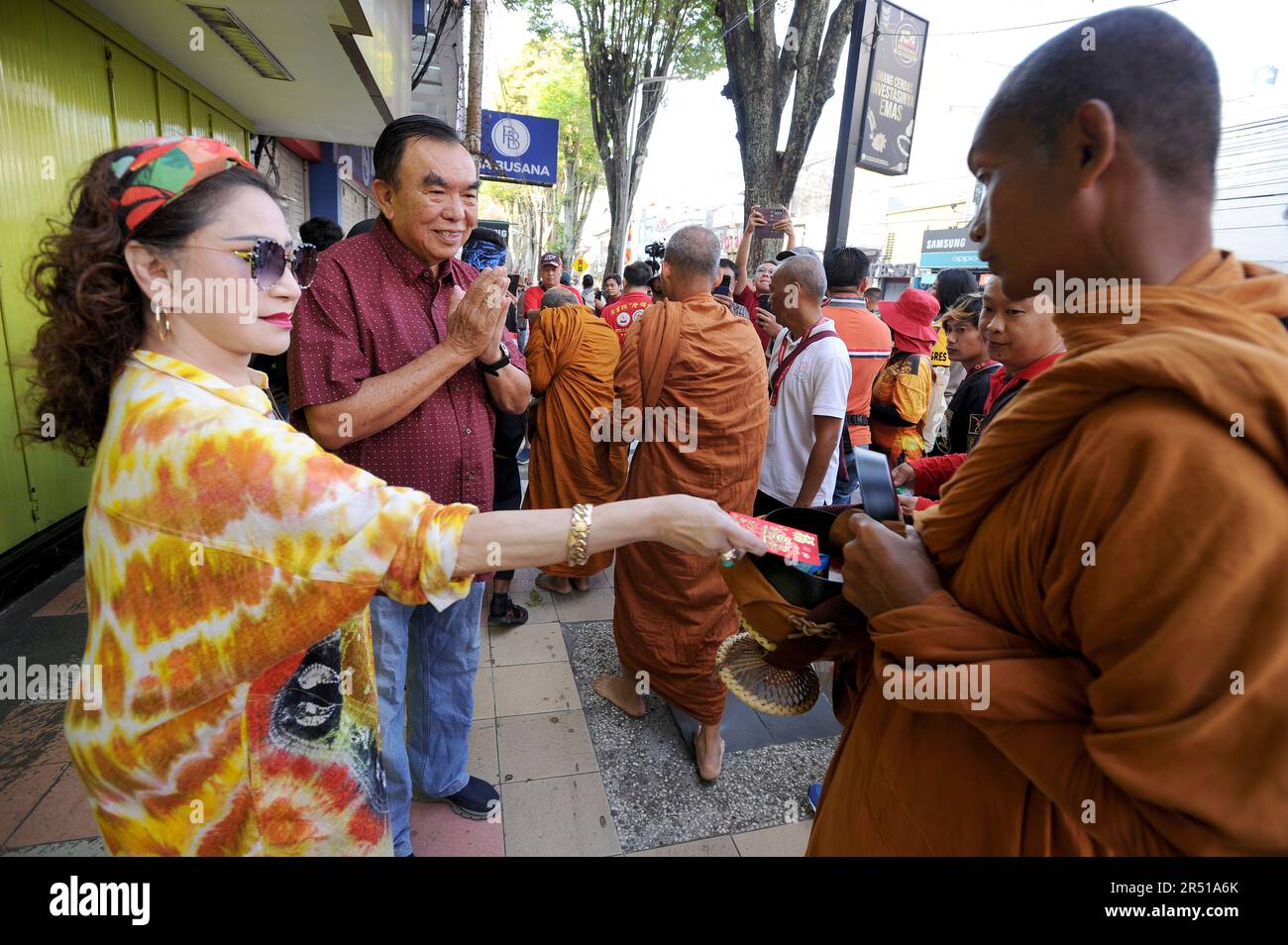 31. Mai 2023, Magelang, Zentraljavanien, Indonesien: Mönche aus Thailand, Singapur, Malaysia, Indonesien, die das Thudong-Ritual zu Fuß zum Borobudur-Tempel durchführen, gehen für Almosen am Liong Hok Bio-Tempel in Magelang, Zentraljava, am 31 2023. Mai. In Magelang City wurden die Mönche von den Einheimischen freundlich empfangen. Am Straßenrand wartet die Pindapata-Tradition, die 3 Jahre lang gestoppt wurde. Pindapata ist eine buddhistische Tradition, Mönchen oder Priestern Almosen in Form von Essen, Geld und verschiedenen täglichen Bedürfnissen zu geben. Die 32 Mönche sollen ihre letzte Reise nach B fortsetzen Stockfoto