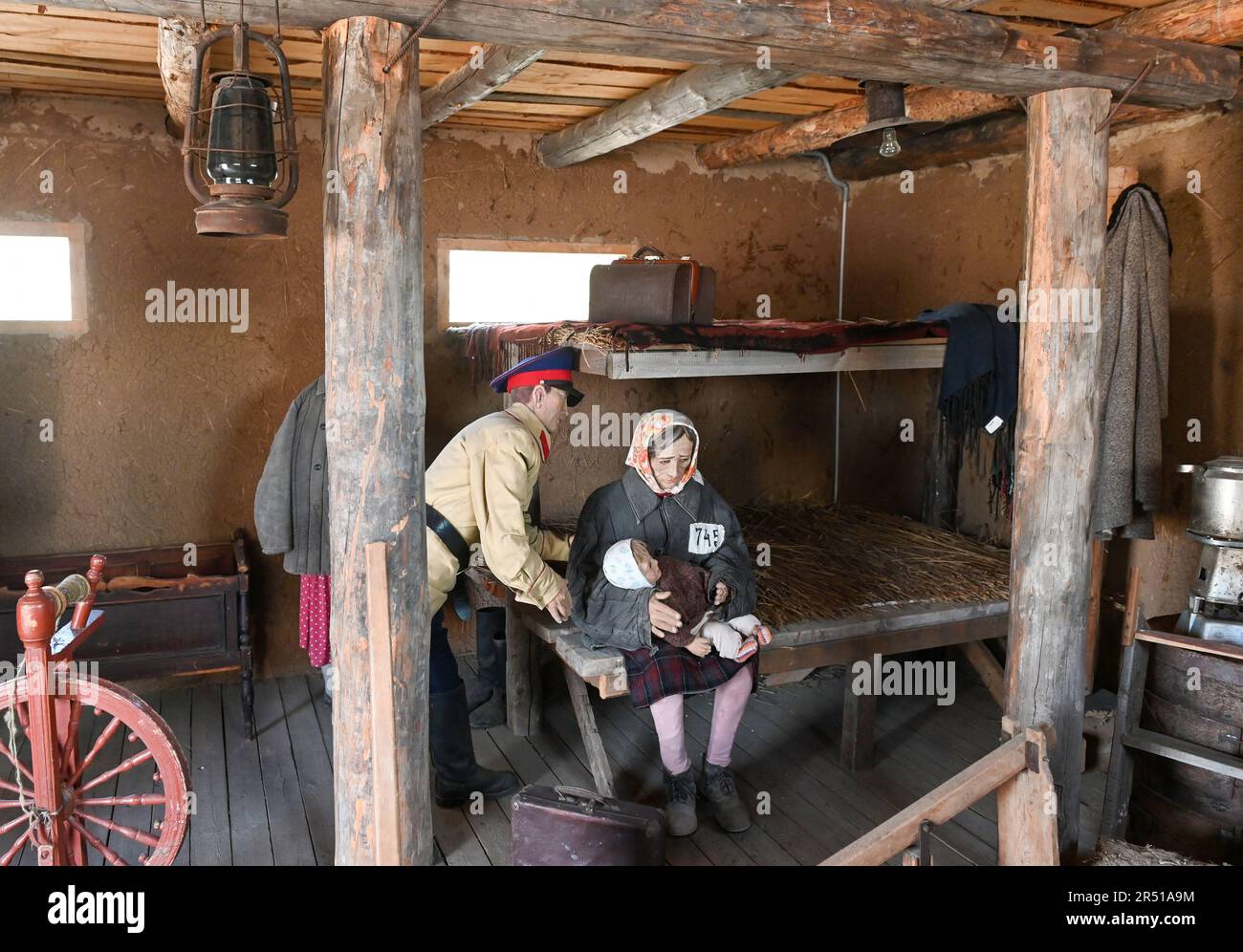 Astana, Kasachstan. 24. April 2023. ALZhIR, das Lager Akmolinsk, Arbeitslager Gulag der Ehefrauen von Verrätern des Mutterlandes in Astana, Kasachstan, 24. April 2023. In der Baracke wird der „Abzug von Kindern aus den Gefangenen des ‚ALZHIR‘-Lagers“ Diorama präsentiert. Kredit: Mikolaskova Lucie/CTK Photo/Alamy Live News Stockfoto