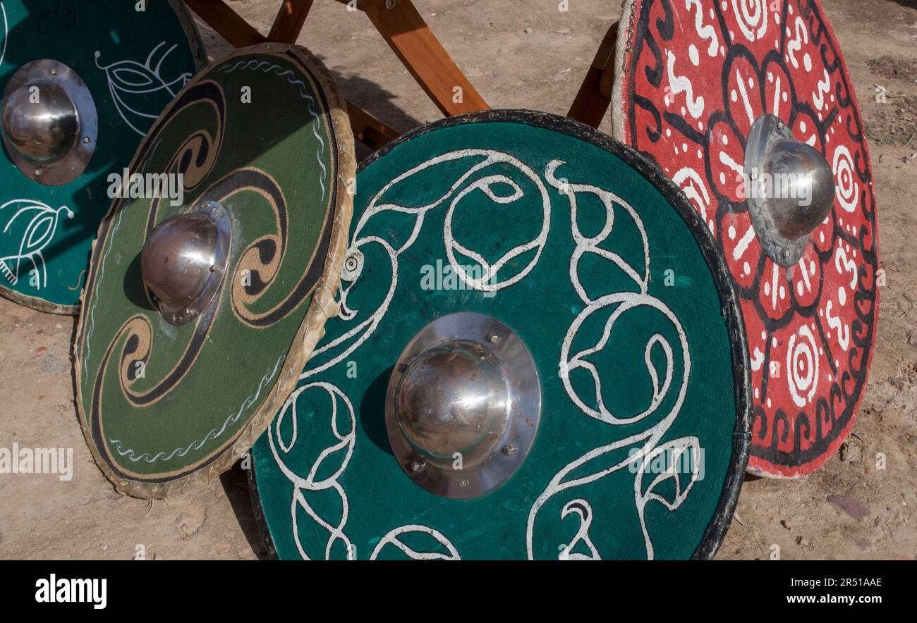 Keltiberischer Schild auf dem Boden, Kaetra-Replikate. Historische Nachstellung Stockfoto