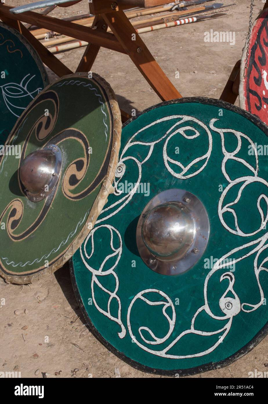 Keltiberischer Schild auf dem Boden, Kaetra-Replikate. Historische Nachstellung Stockfoto