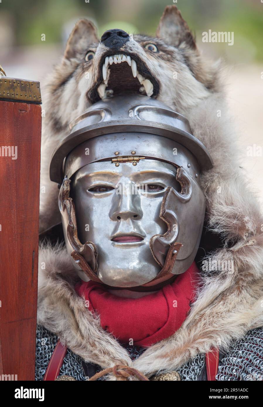 Centurion trägt eine militärische Gesichtsmaske. Römische Nachbildung der persönlichen Ausrüstung des Militärs Stockfoto