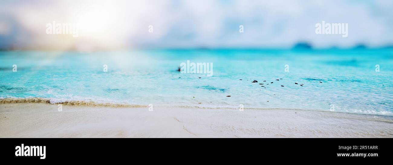 Verschwommener tropischer Strand, einfacher Hintergrund Stockfoto