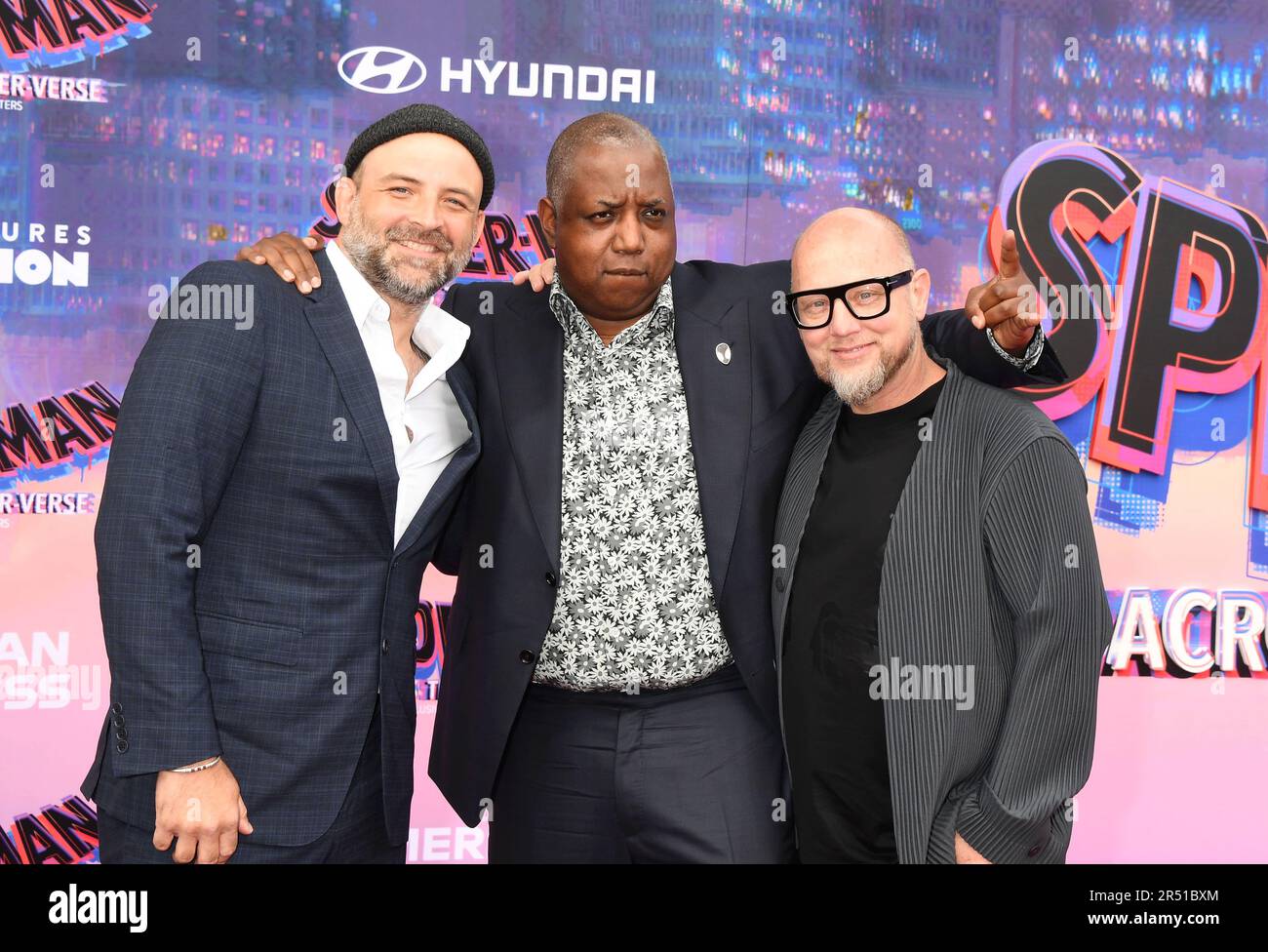 LOS ANGELES, CA - MAI 30: (L-R) Joaquim Dos Santos, Kemp Powers und Justin K. Thompson nehmen an der Weltpremiere von „Spider-man: Gegenüber der Spider-Ver Stockfoto