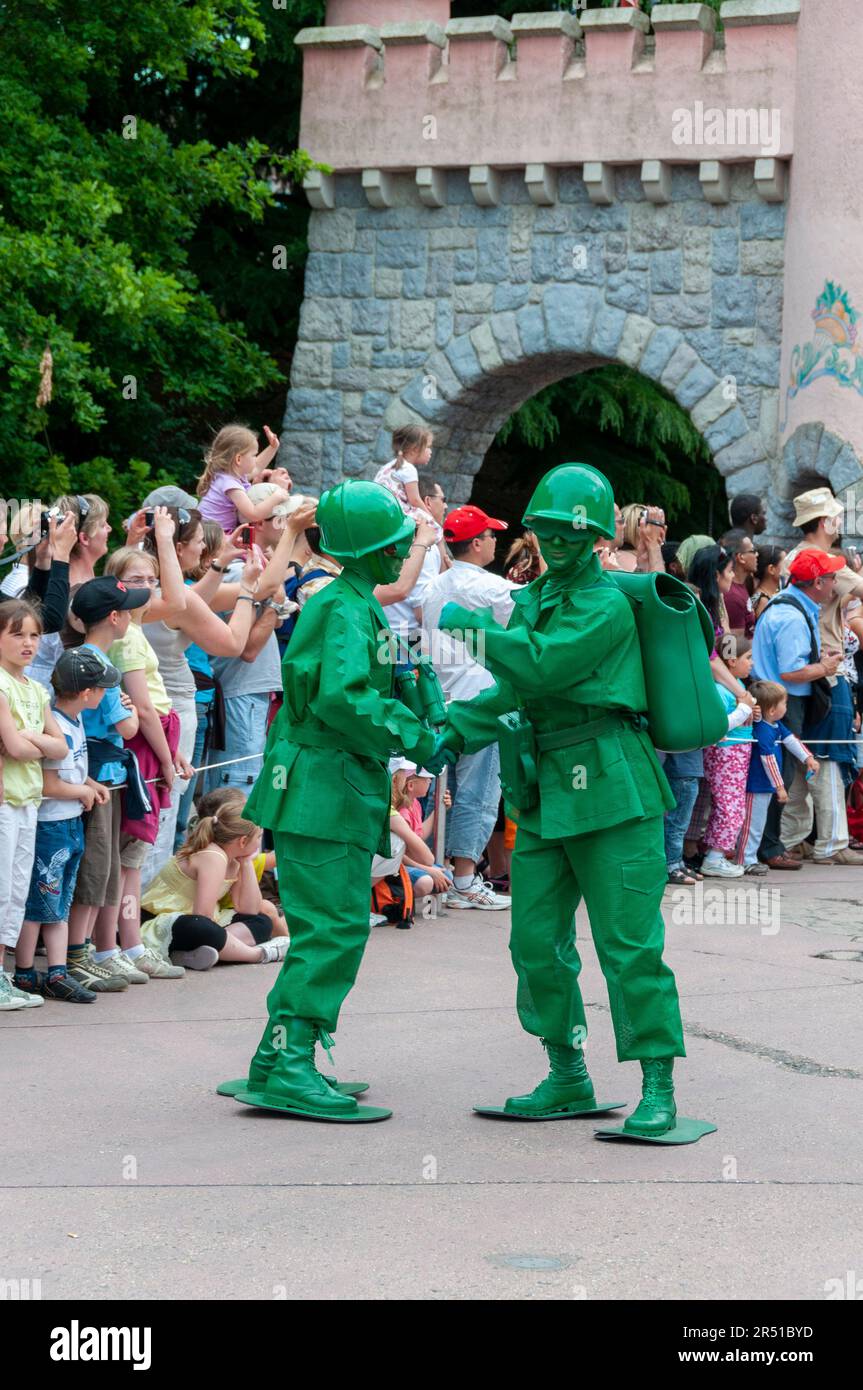 Chessy, Frankreich, Freizeitparks, Besucher von Disneyland Paris, Angestellte in Charakterkostümen, Erwachsene unterhielten große Menschenmengen bei der Disney Parade Stockfoto