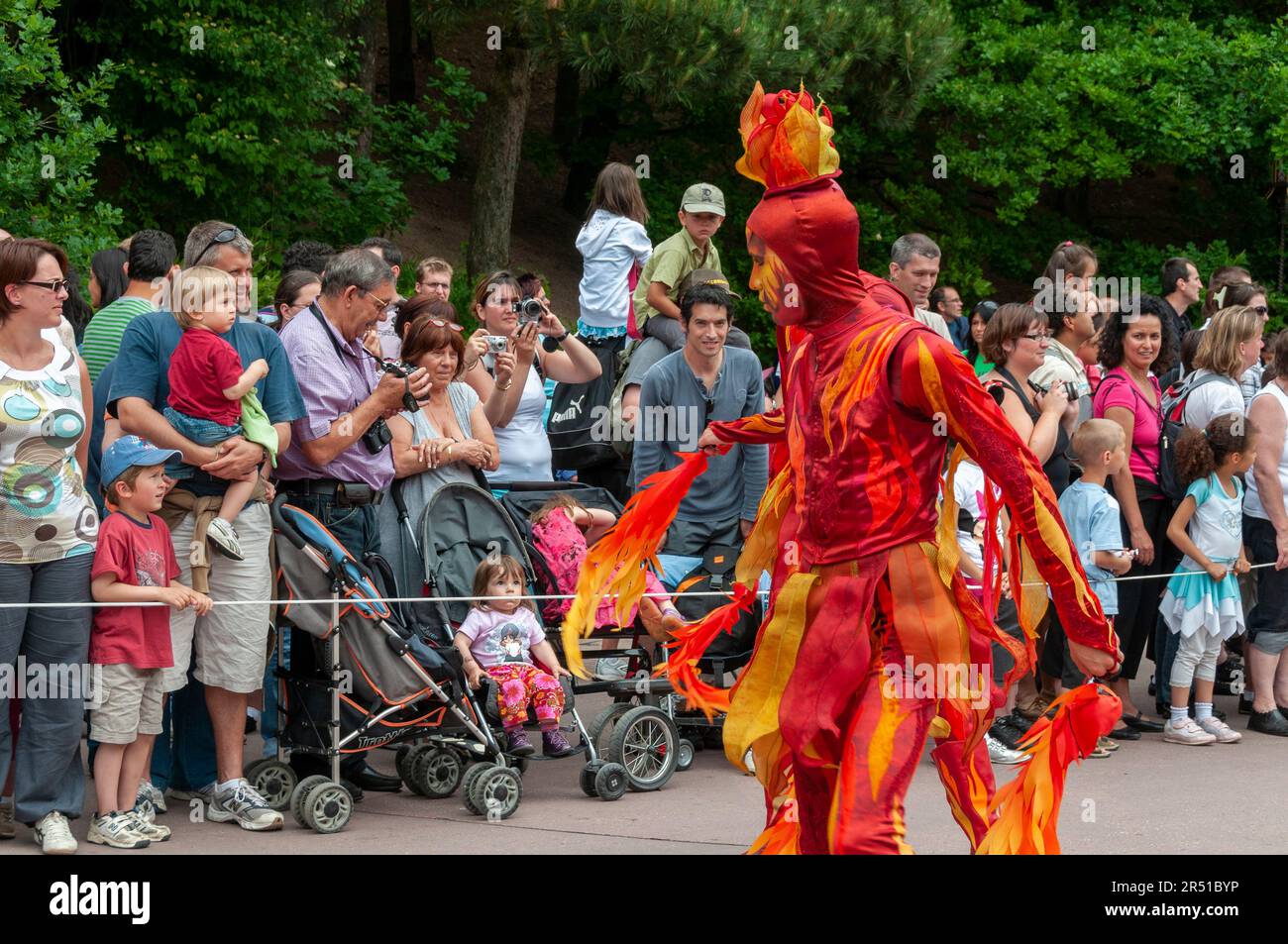 Chessy, Frankreich, Freizeitparks, Besucher von Disneyland Paris, Angestellter im Charakterkostüm, der ein großes Publikum unterhält, Kind bei Disney Parade Stockfoto