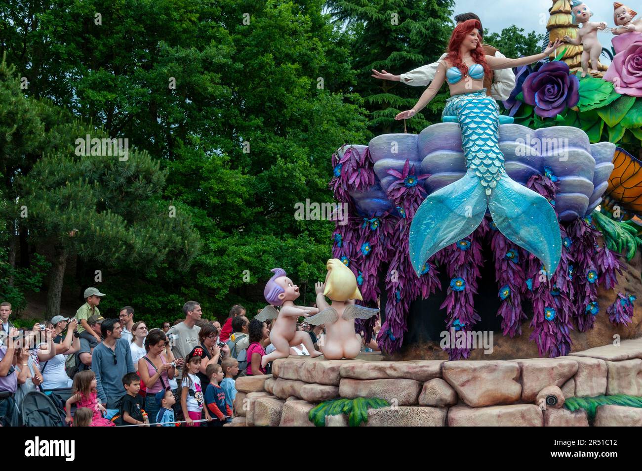 Paris, Frankreich, Freizeitparks, Besucher von Disneyland Paris, Angestellter im Charakterkostüm, die große Menschenmenge bei Disney Parade unterhält, Erwachsene Stockfoto