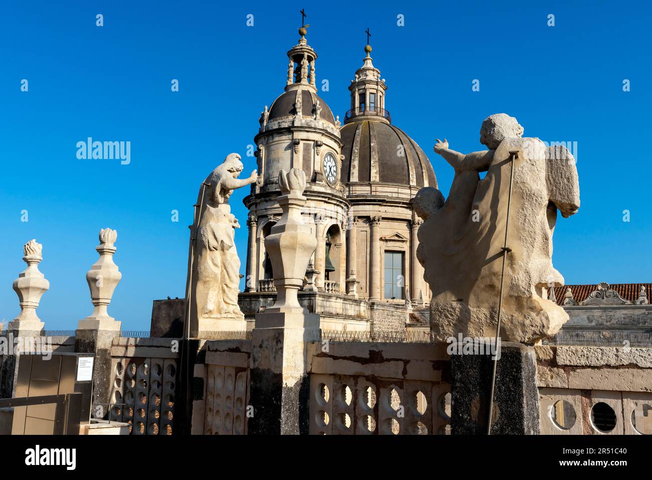 Blick auf die Metropolitan Cathedral of Saint Agatha von der Badia di Sant'Agata. Catania, Sizilien, Italien. Stockfoto