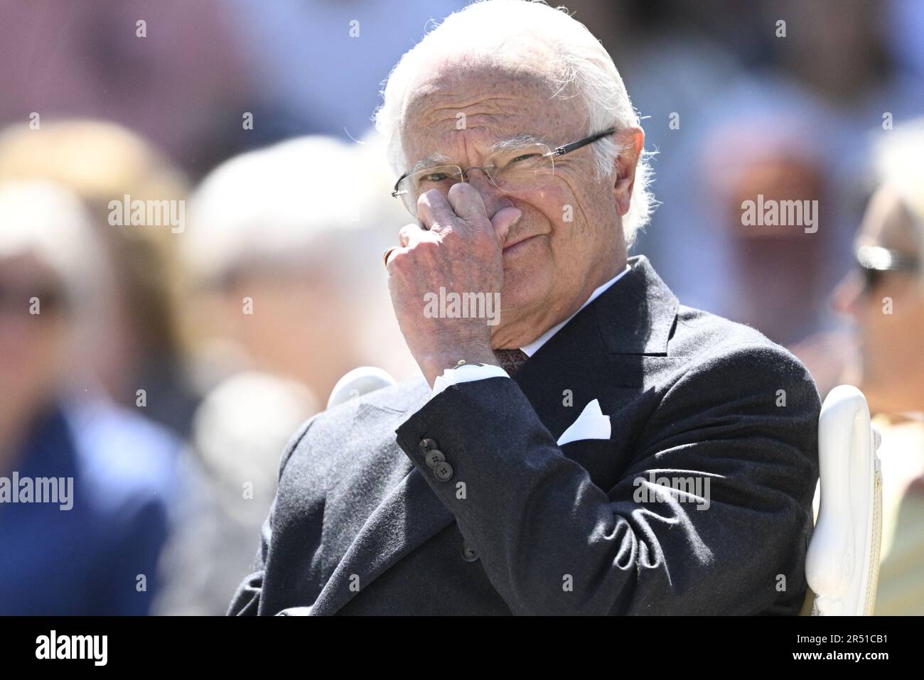 Der schwedische König Carl XVI Gustaf und Königin Silvia genießen am 31. Mai 2023 während des königlichen Besuchs in Kron eine Aufführung in Linnéparken in Växjö, Schweden Stockfoto