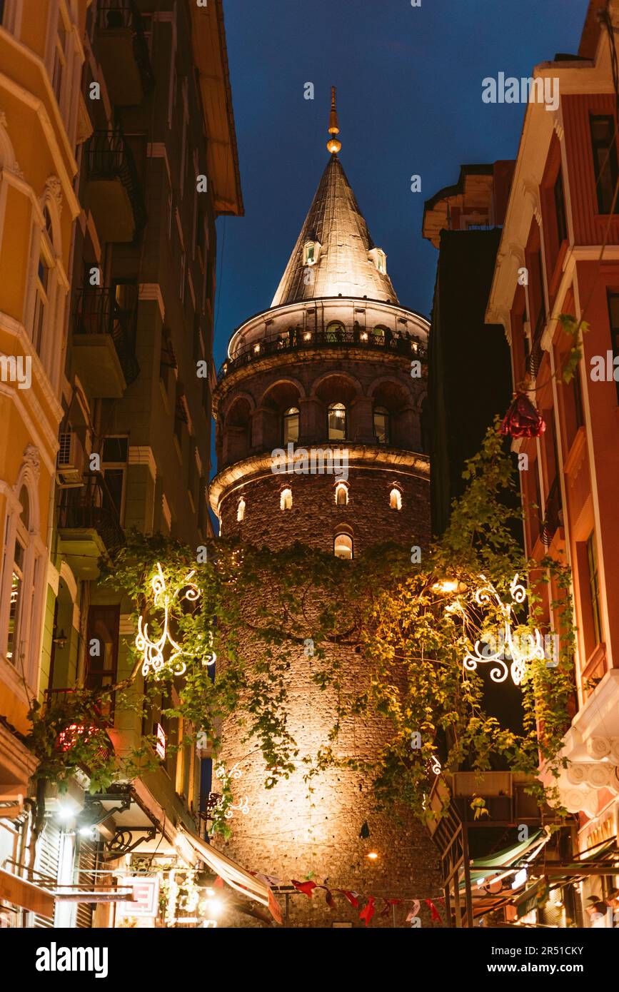 Istanbul, Türkei - 20. April 2023: Der Galataturm in der Altstadt ist bei Nacht mit türkischen Flaggen zu sehen Stockfoto
