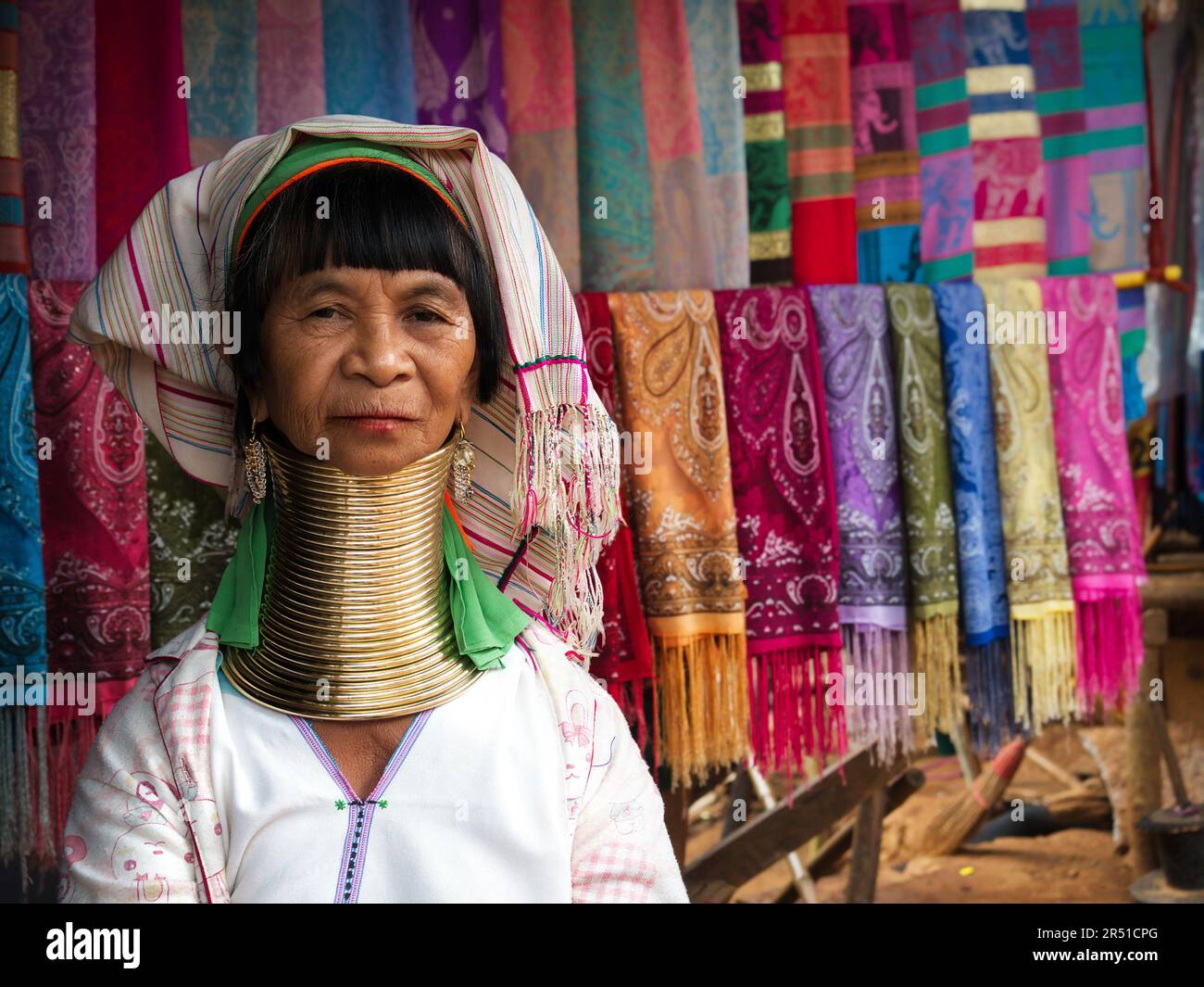 Karen Long Neck Frau trägt traditionelle Messingringe in einem Bergstamm Dorf nahe Chiang Rai, Thailand. Stockfoto