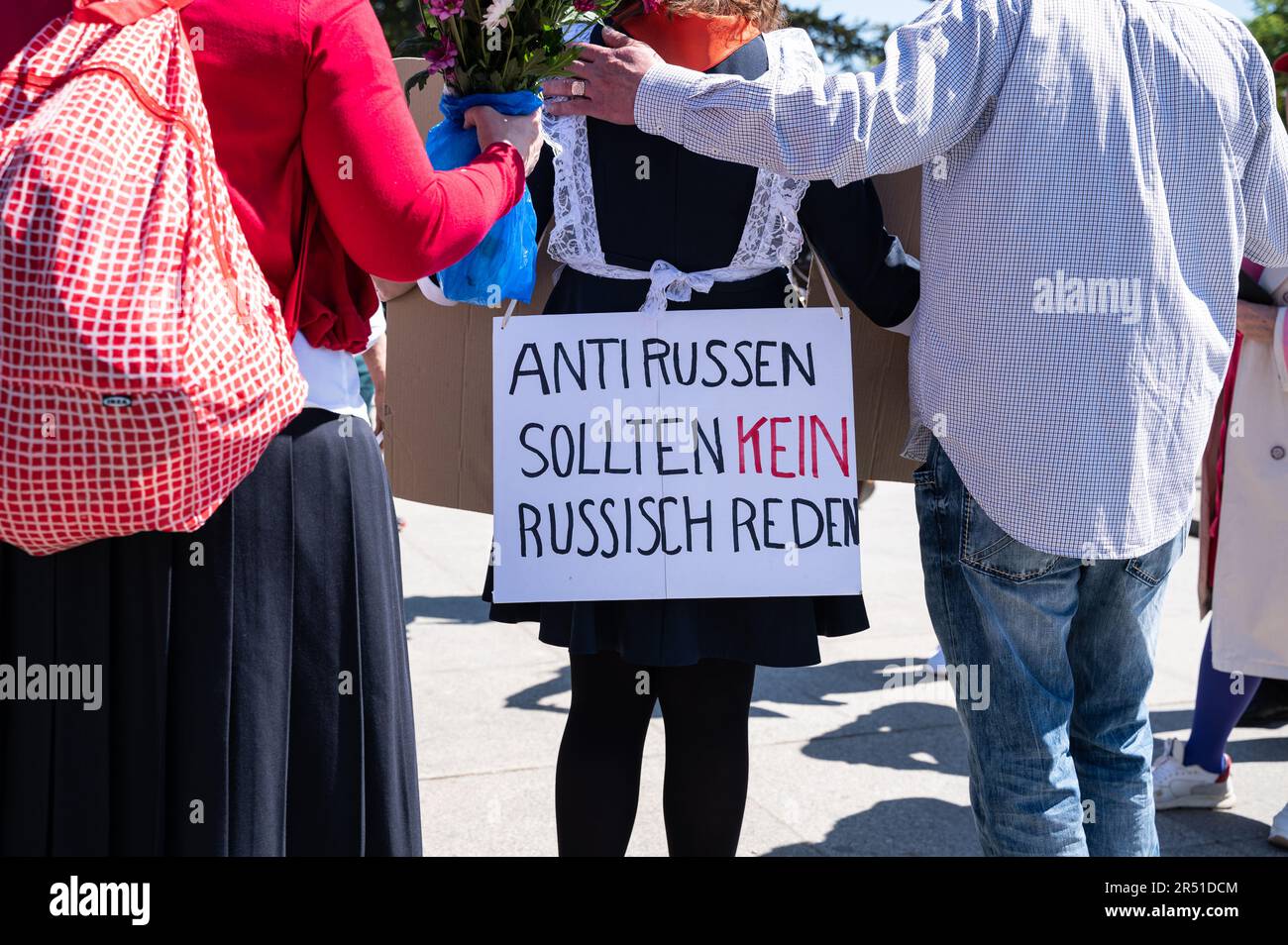 09.05.2023, Berlin, Deutschland, Europa - Pro-russische Anhänger am Siegesfeiertag vor dem Sowjetischen Kriegsdenkmal in der Ortschaft Tiergarten. Stockfoto