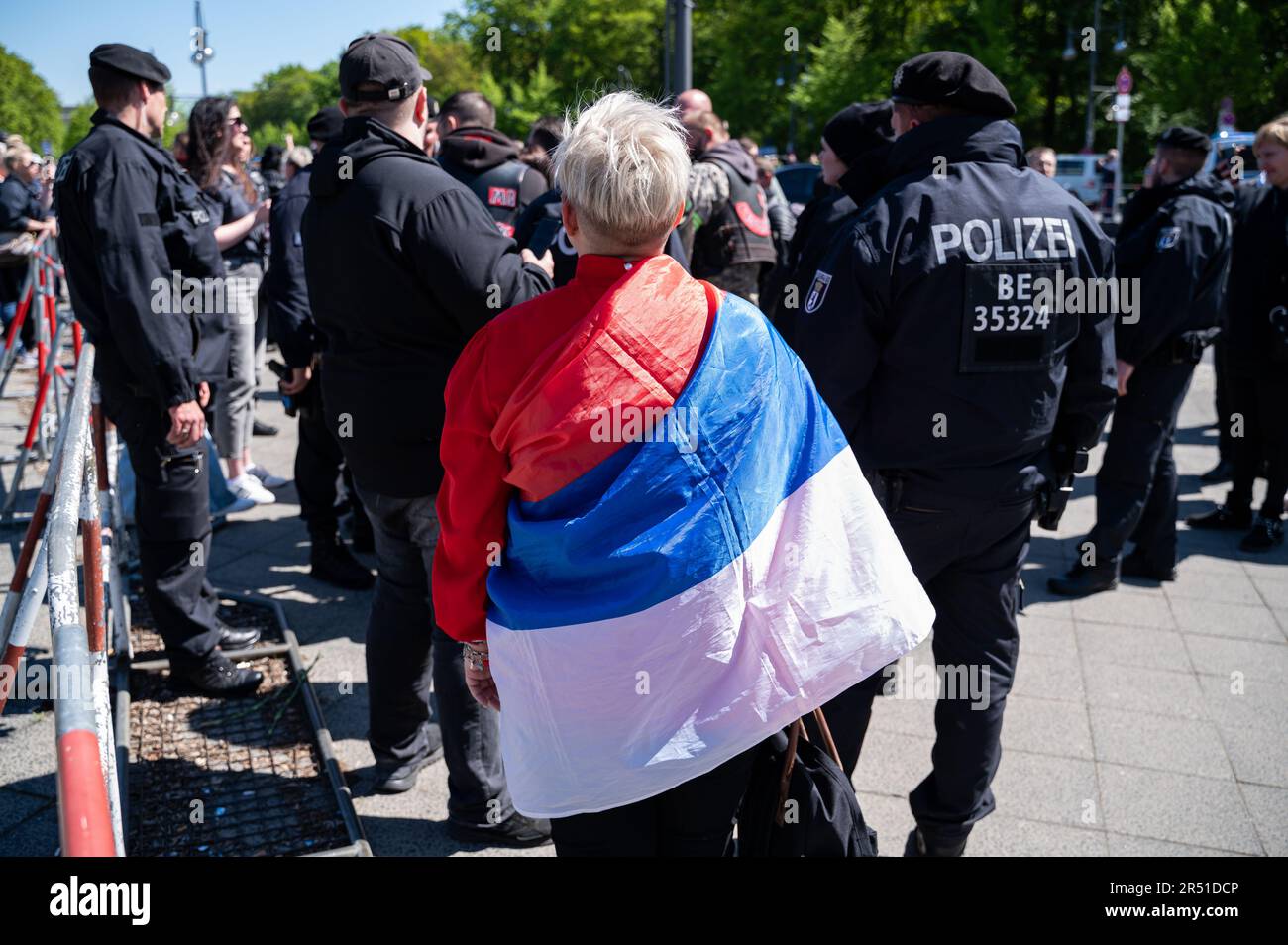 09.05.2023, Berlin, Deutschland, Europa - Ein pro-russischer Unterstützer mit russischer Flagge am Siegestag vor dem Sowjetdenkmal. Stockfoto