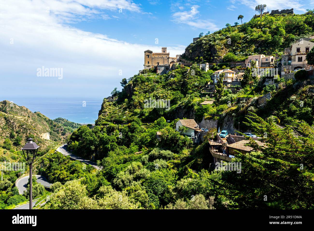 Sizilianisches Bergdorf Savoca, berühmt für den Pate-Film. Provinz Messina, Sizilien, Italien. Die sizilianischen Szenen von "der Pate" werden in t gefilmt Stockfoto