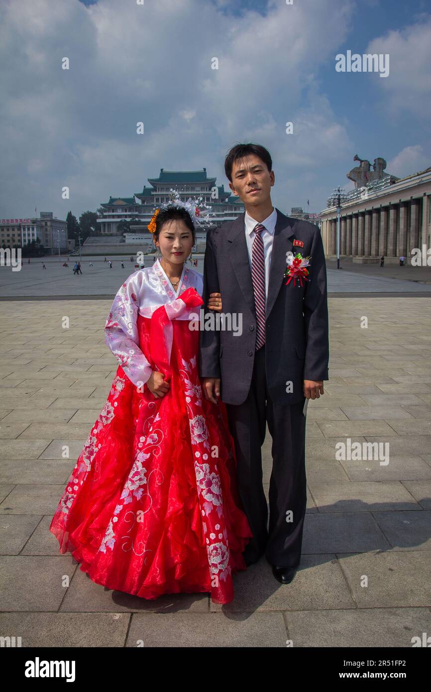 Ein junges nordkoreanisches Paar steht auf dem Kim Il Sung Platz in pjöngjang Stockfoto