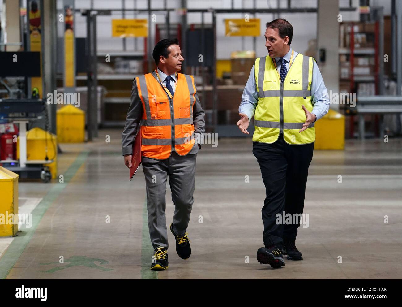 Handelsminister Nigel Huddleston während seines Besuchs im DHL-Werk von Heathrow, da die ersten Handelsgeschäfte des Vereinigten Königreichs nach dem Brexit mit Australien und Neuseeland am Mittwoch in Kraft treten. Die Abkommen sind die ersten Handelsabkommen, die nach dem Brexit ausgehandelt wurden und in Kraft treten, nachdem das Vereinigte Königreich, Australien und Neuseeland ihre innerstaatlichen Ratifizierungsprozesse abgeschlossen haben. Bilddatum: Mittwoch, 31. Mai 2023. Stockfoto