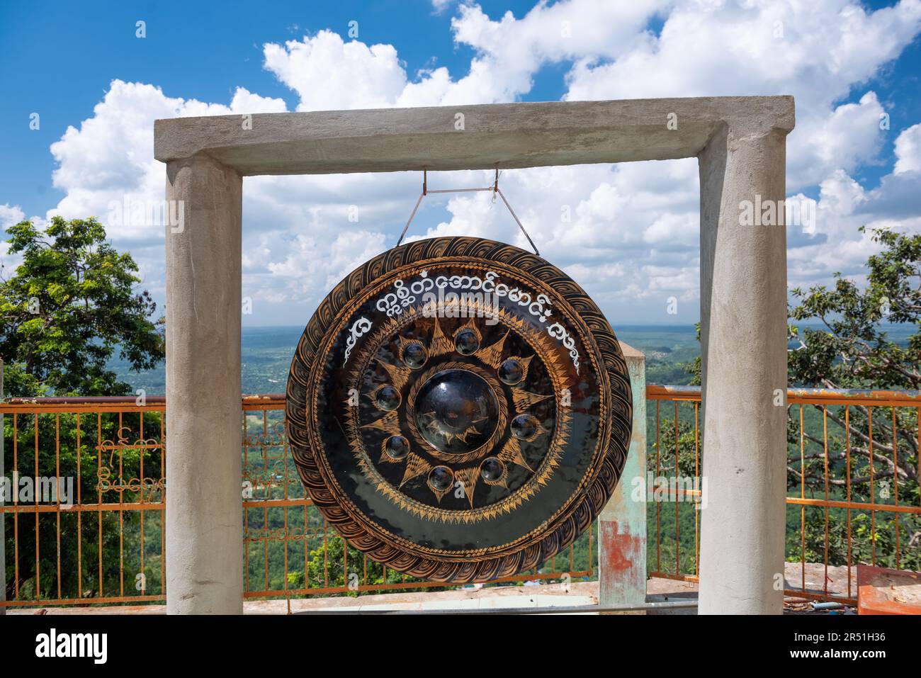 MT. POPA, MYANMAR - 21. OKTOBER 2015: Ein gong mit birmanischem Schriftzug im Taung Kalat Tempel am Mt. Popa. Stockfoto