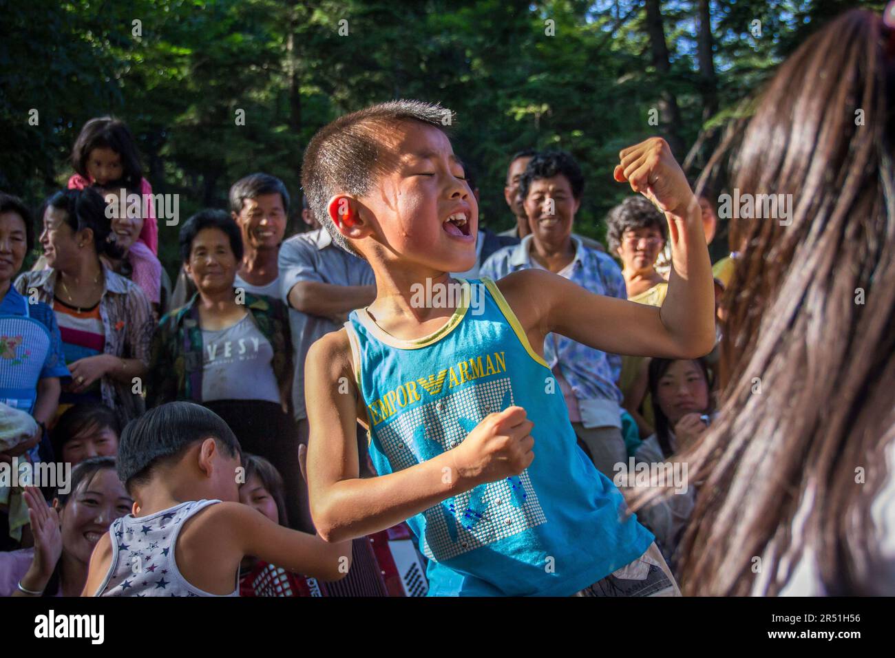 nordkoreanische Menschen tanzen in einem Park in Pjöngjang während der Feier des Gründungstages der republik Stockfoto