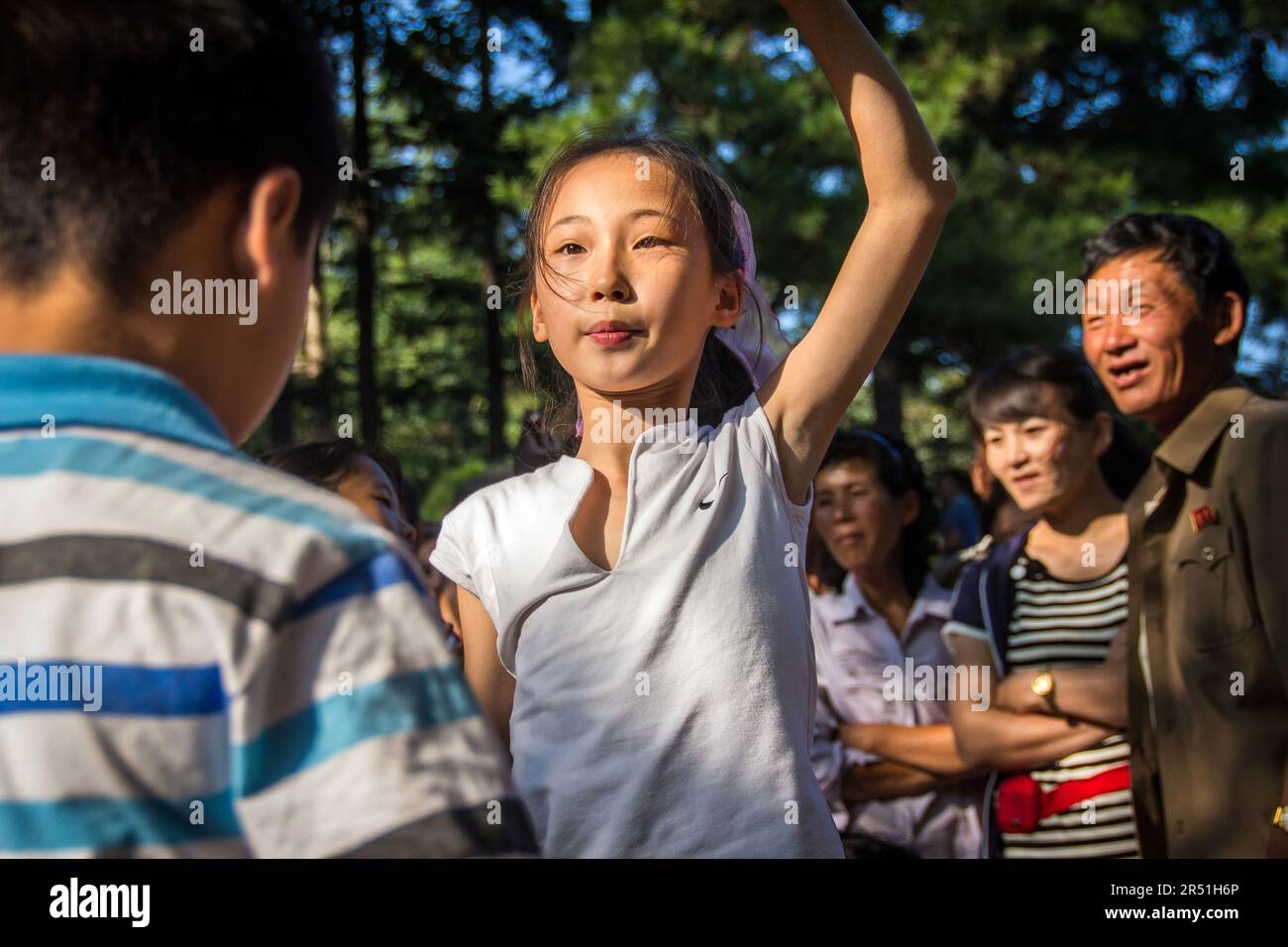 nordkoreanische Menschen tanzen in einem Park in Pjöngjang während der Feier des Gründungstages der republik Stockfoto