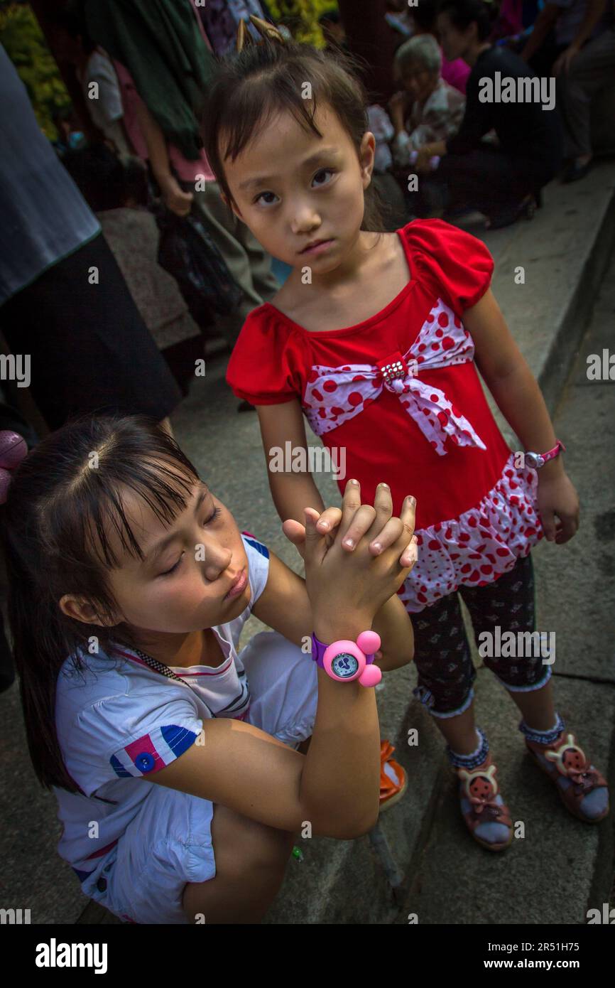 nordkoreanische Menschen tanzen in einem Park in Pjöngjang während der Feier des Gründungstages der republik Stockfoto