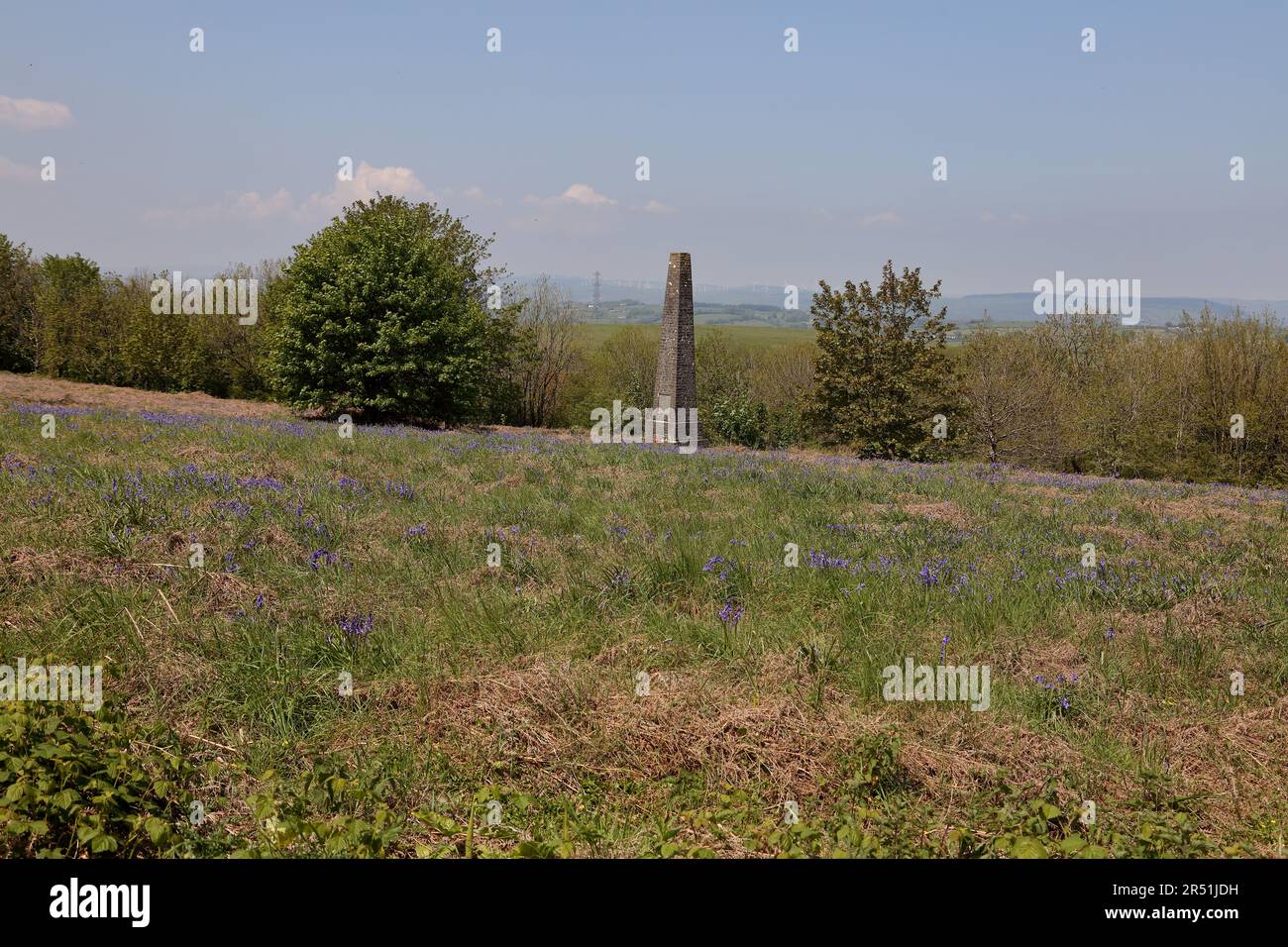 Eine Gedenkstätte am Straßenrand des Ersten Weltkriegs, die an verschiedene Schlachten während des Krieges erinnert. Stockfoto